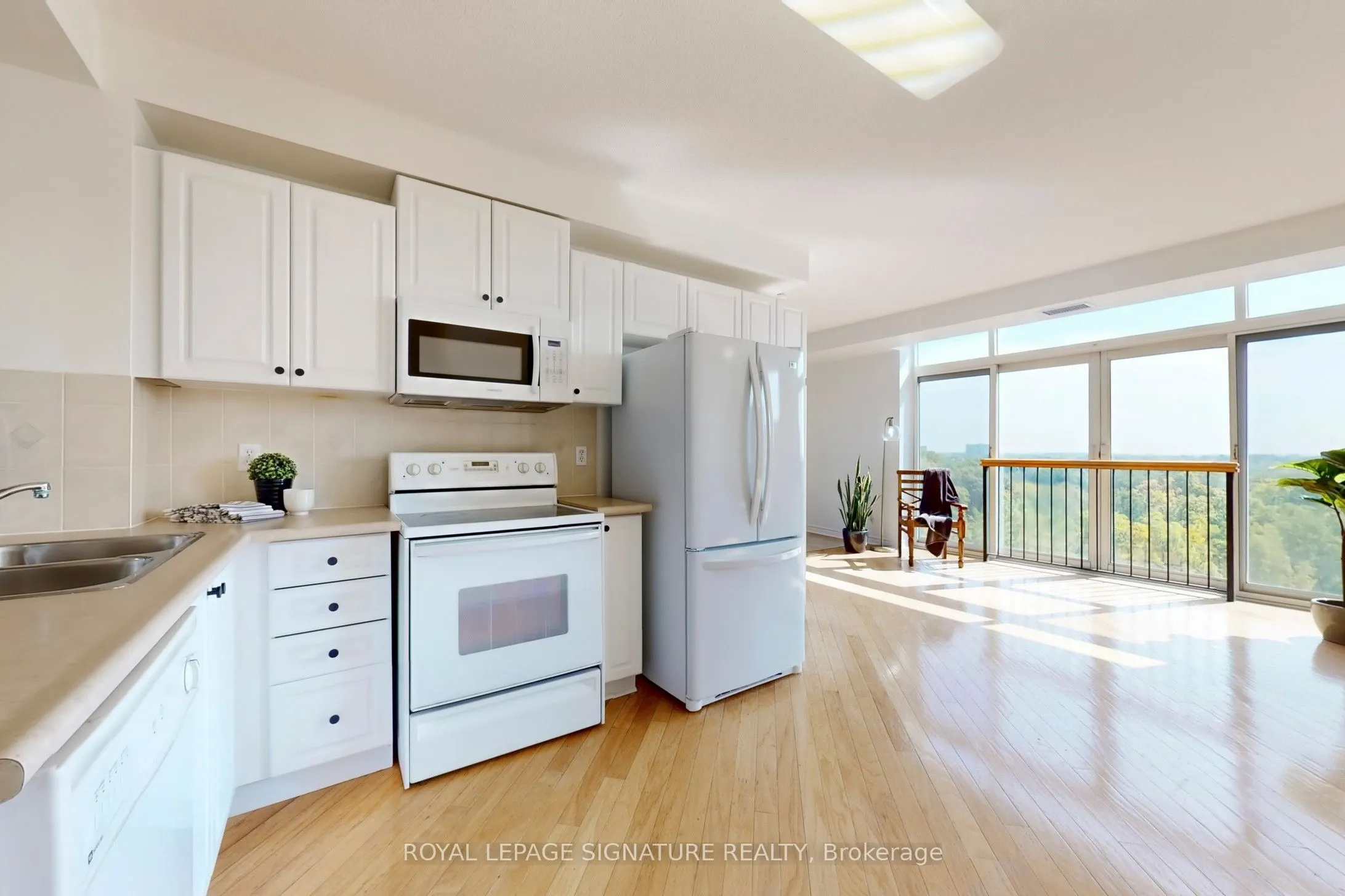 200 Burnhamthorpe Road E, #804