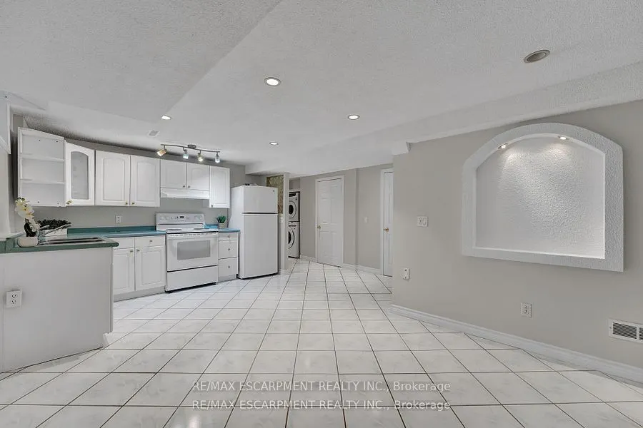 1157 Charminster Crescent