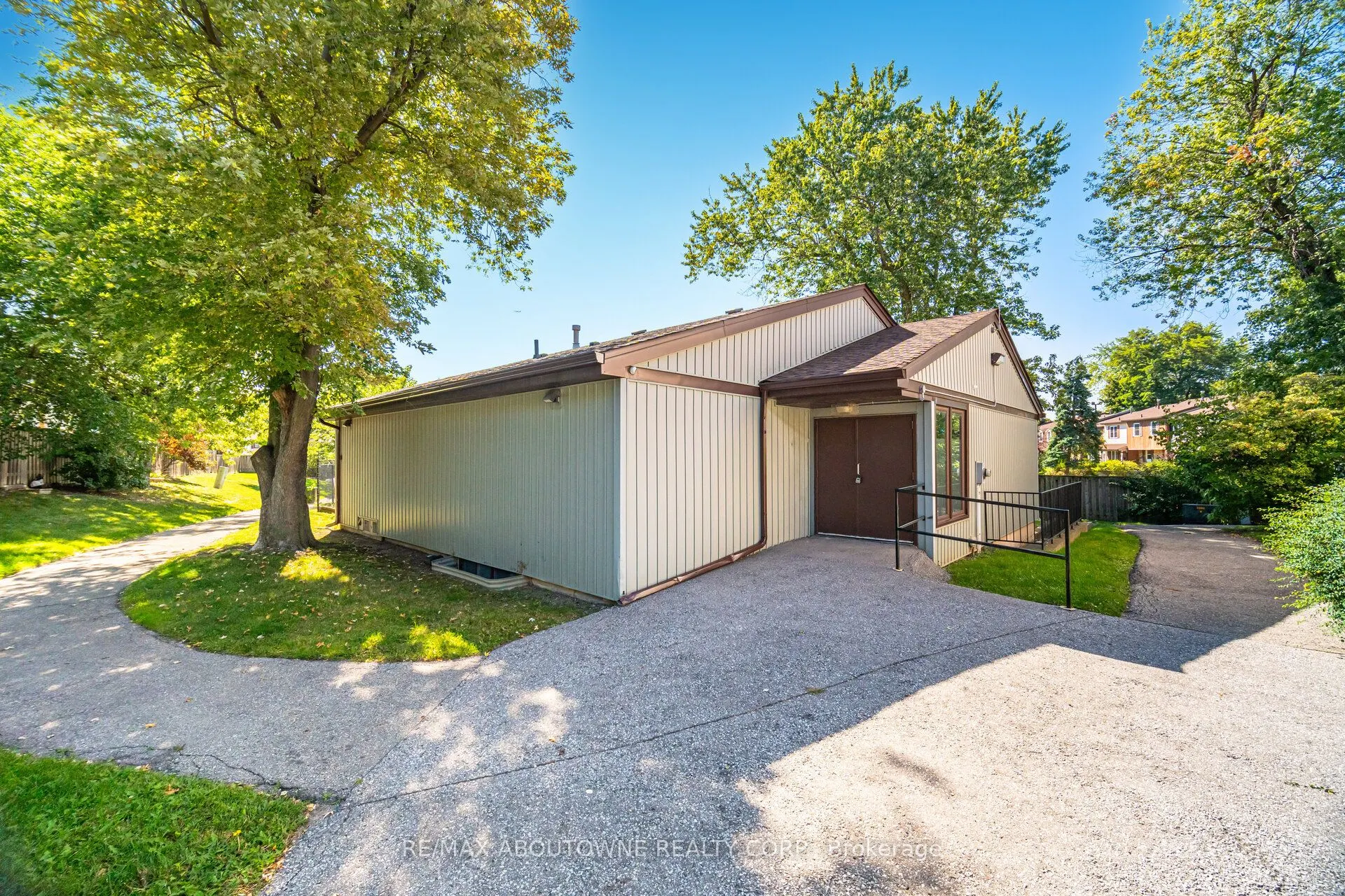 2779 Gananoque Drive, #106