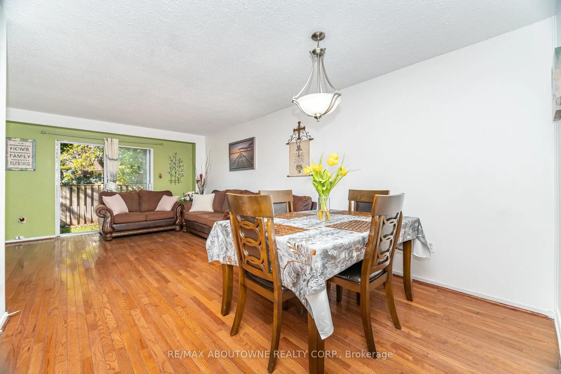 2779 Gananoque Drive, #106