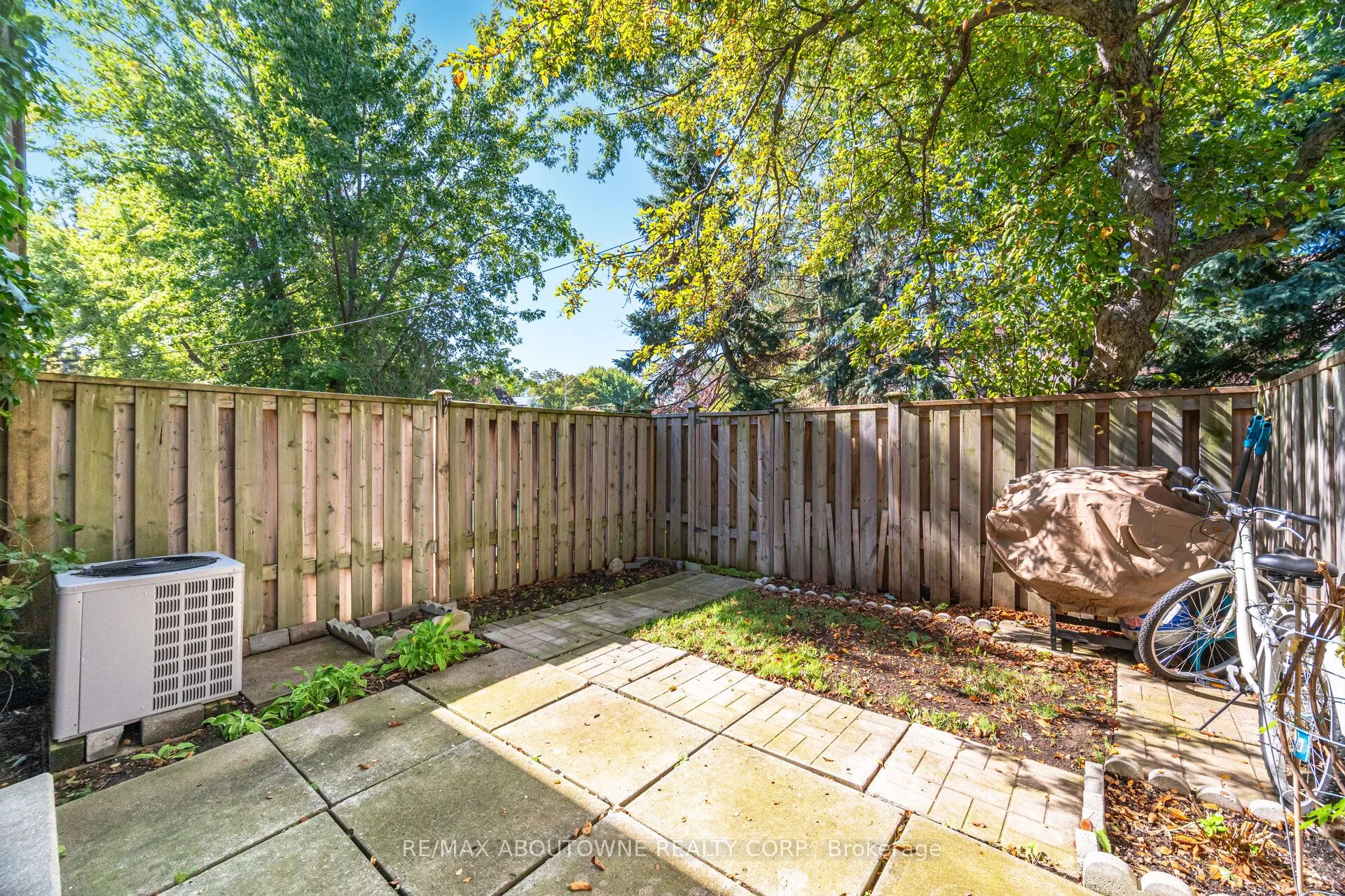 2779 Gananoque Drive, #106