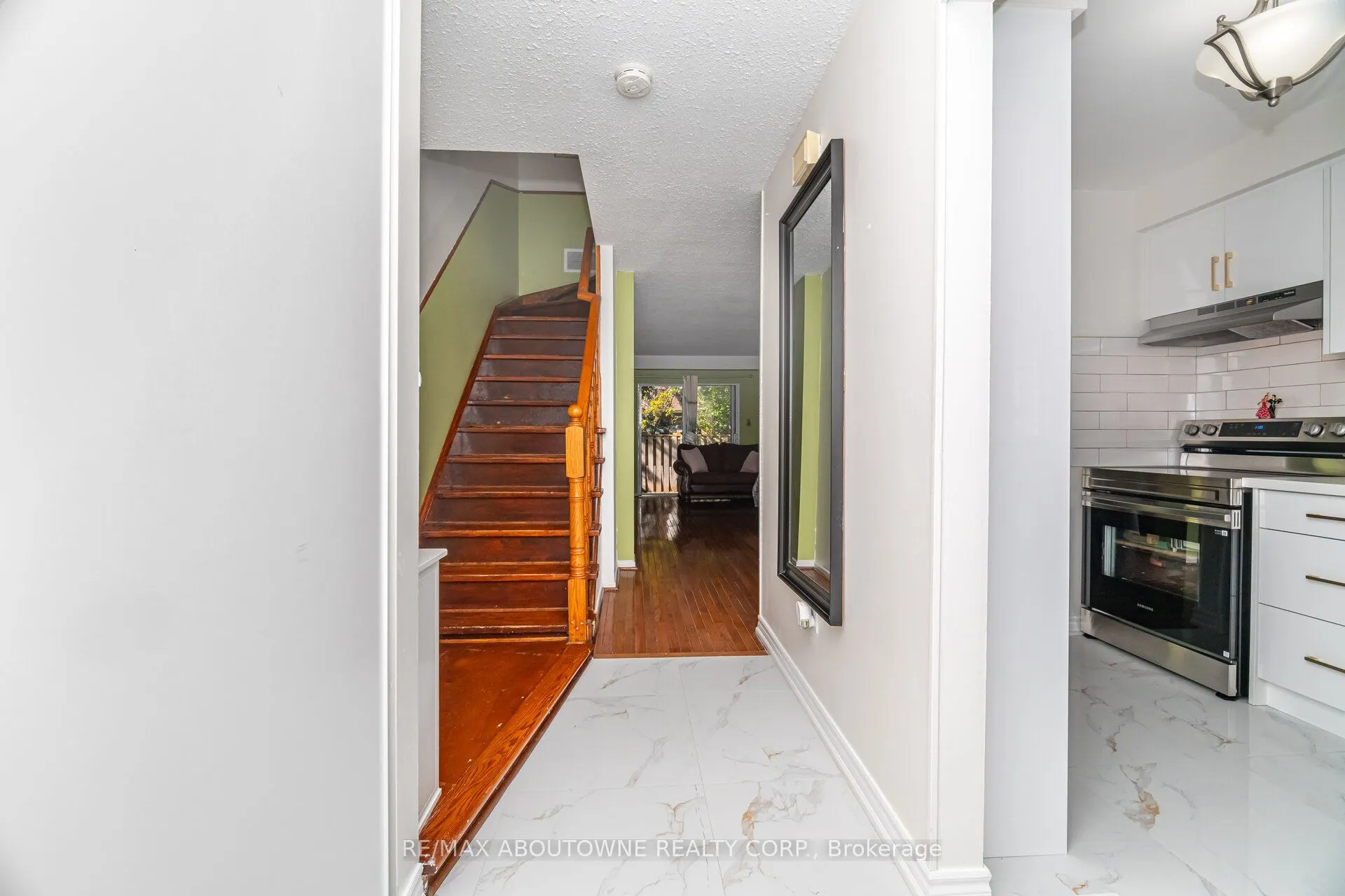 2779 Gananoque Drive, #106