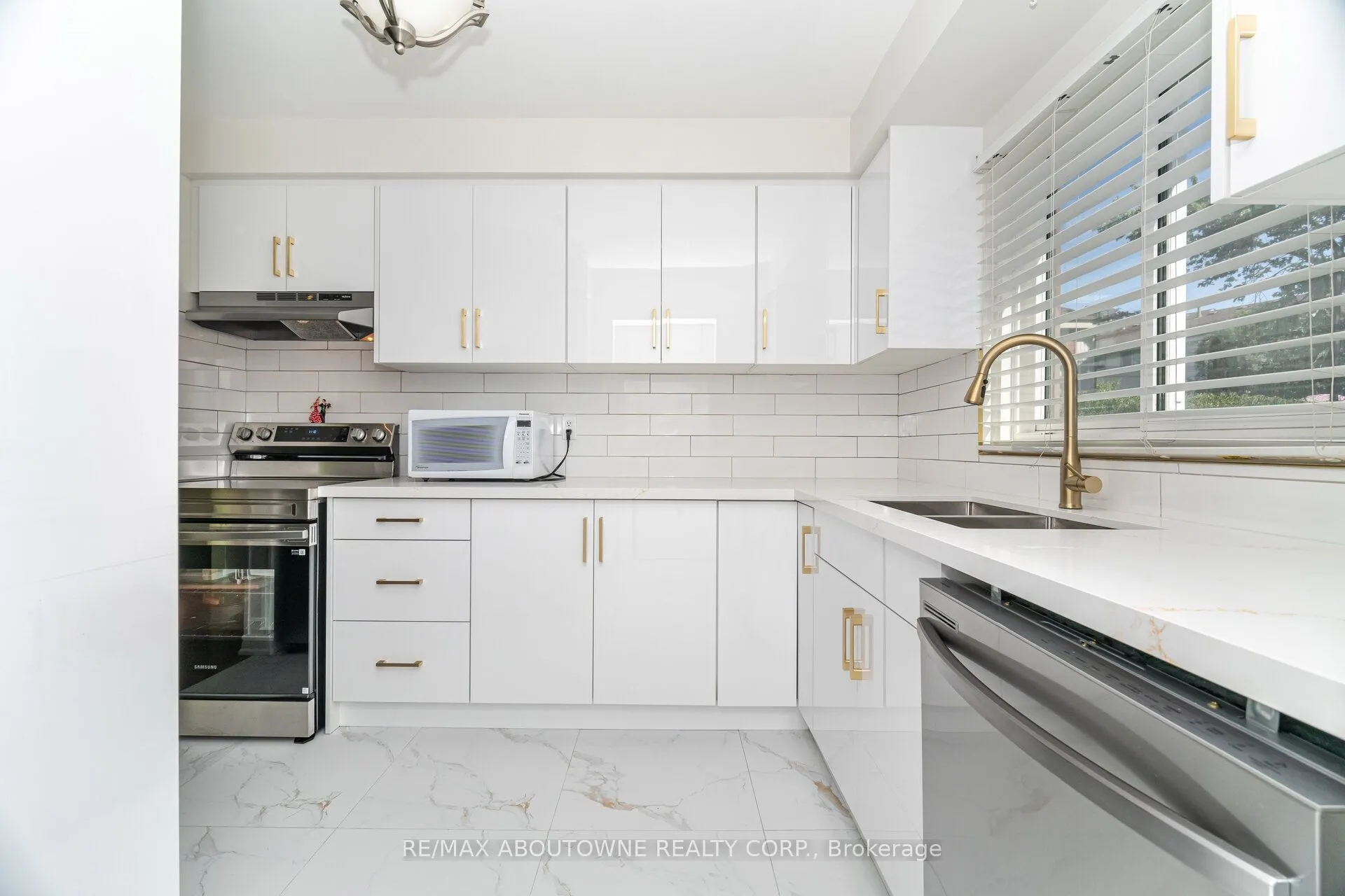 2779 Gananoque Drive, #106