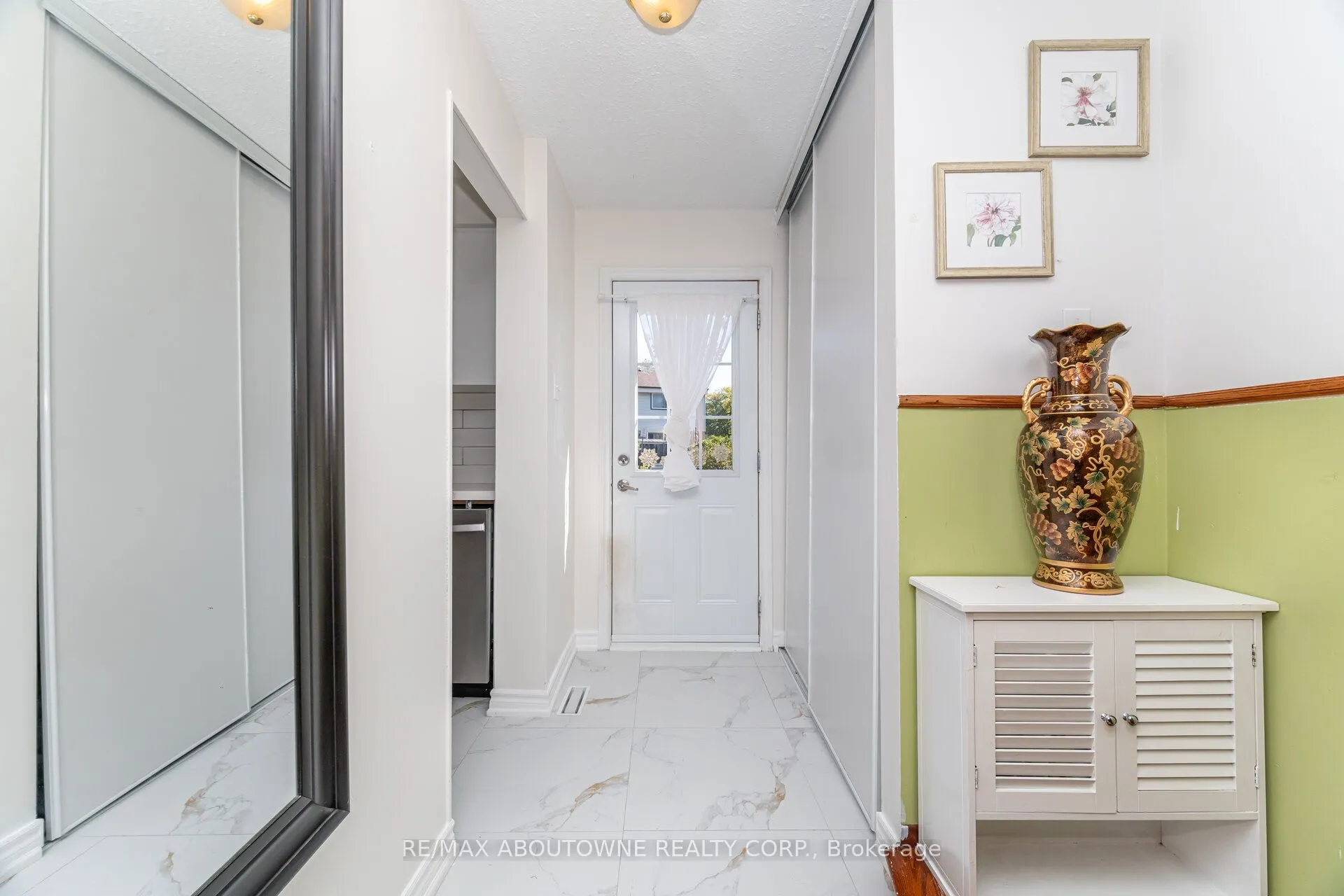 2779 Gananoque Drive, #106