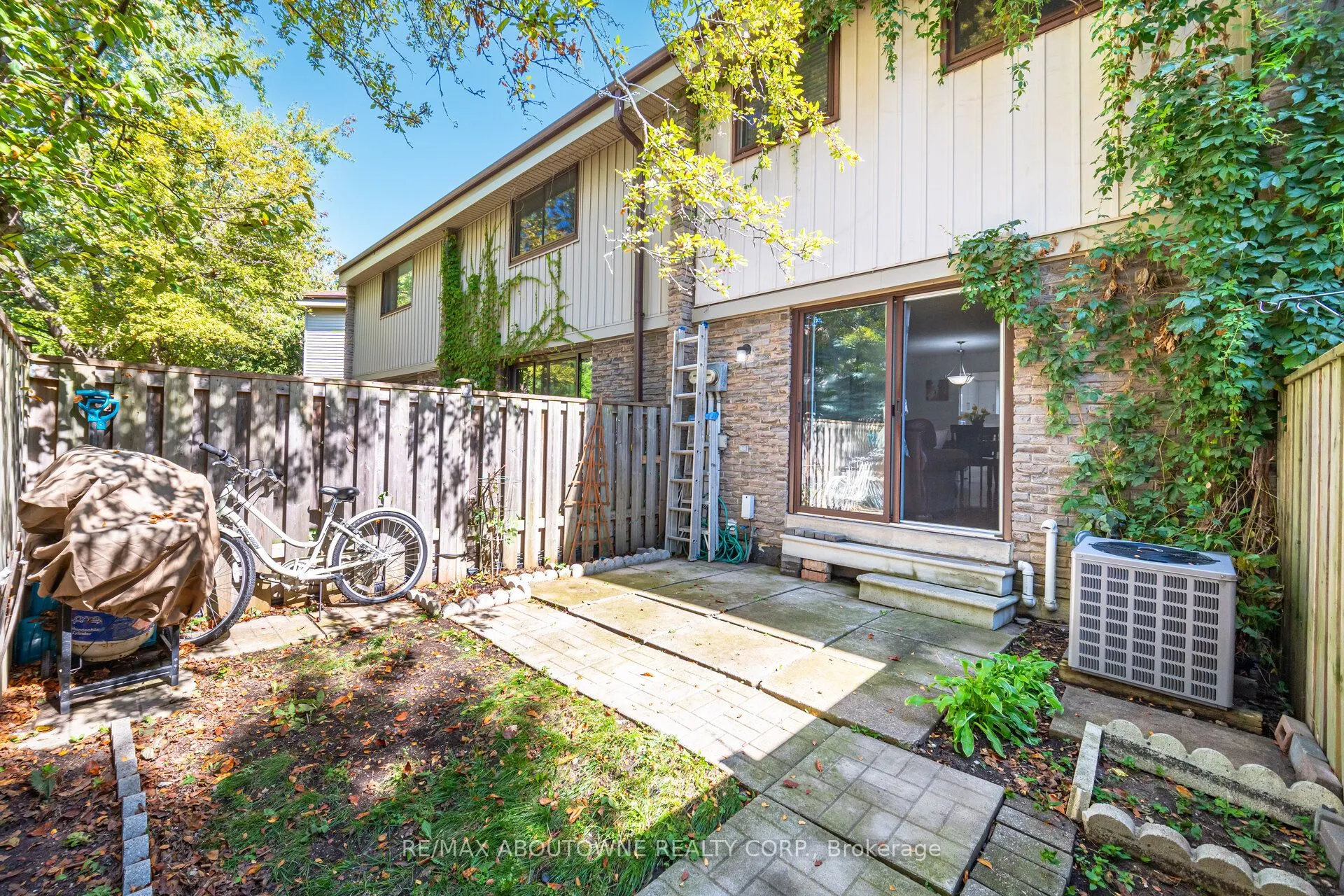 2779 Gananoque Drive, #106