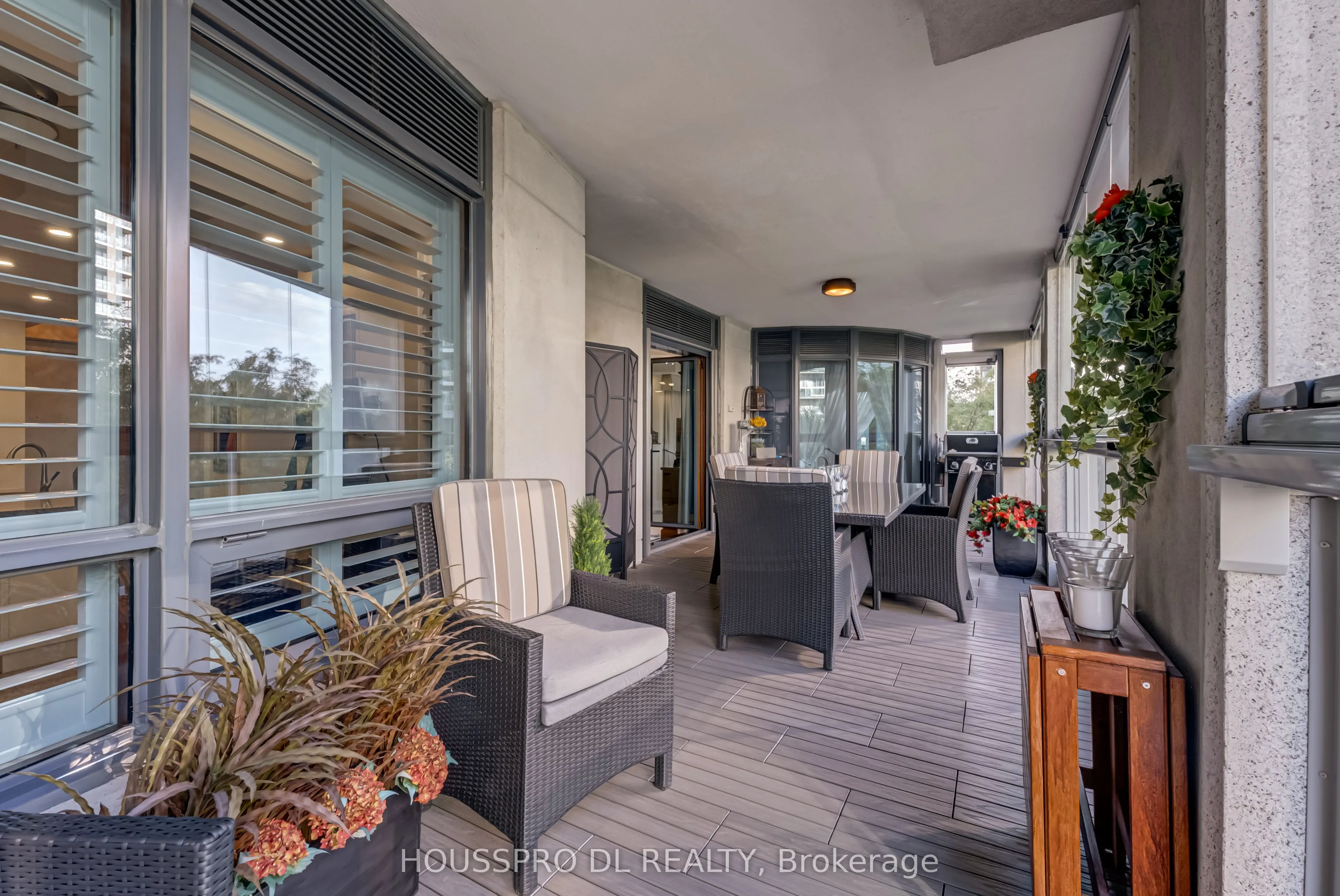2095 Lake Shore Boulevard W, #220