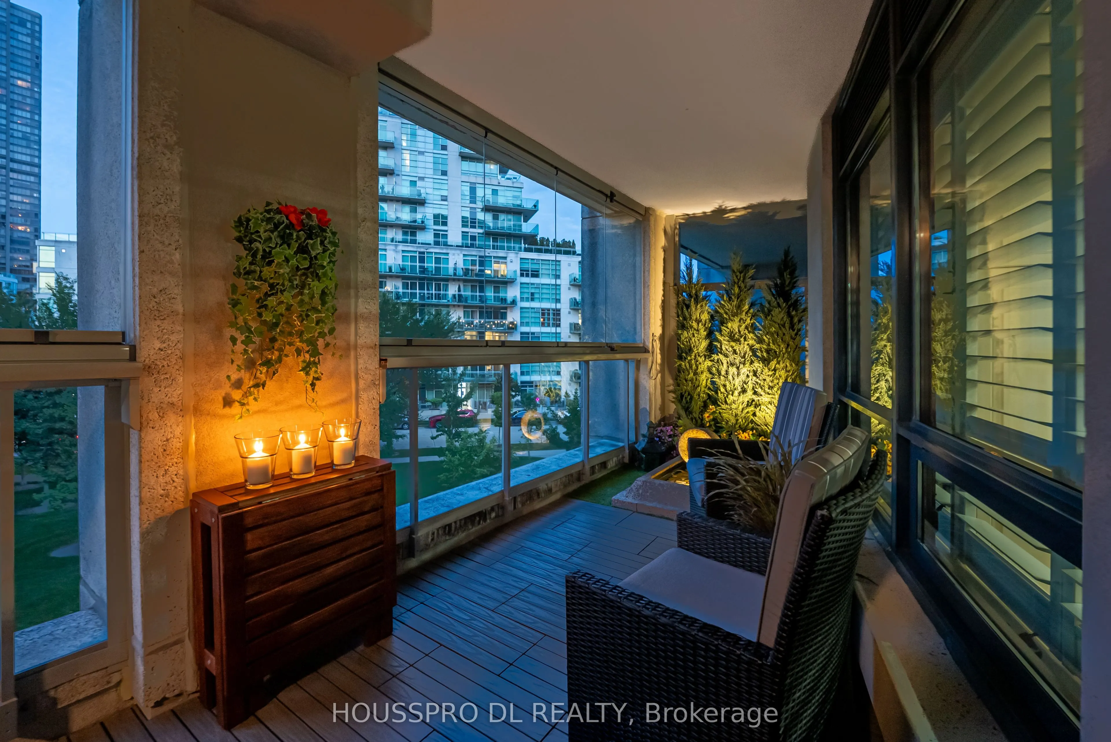 2095 Lake Shore Boulevard W, #220