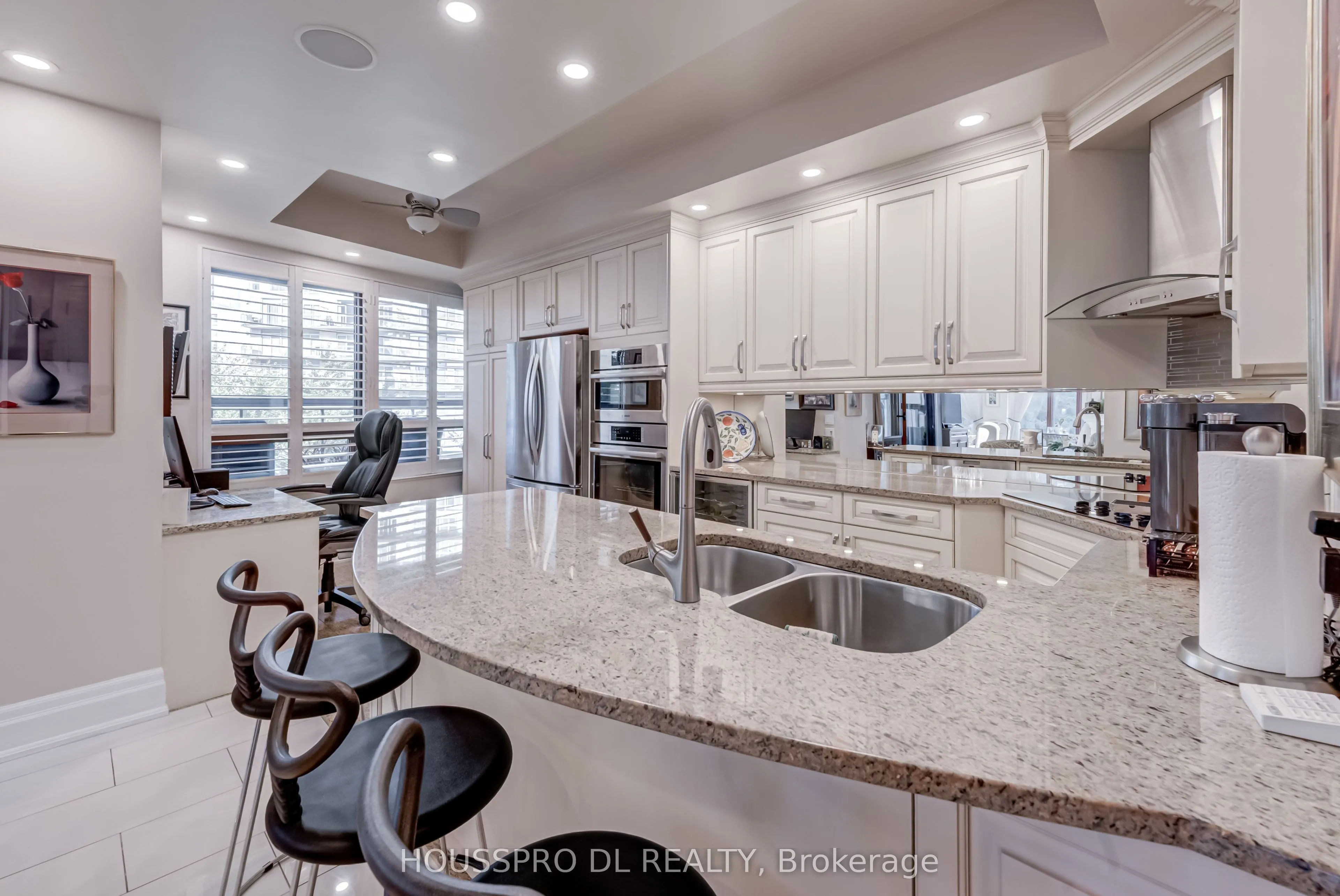 2095 Lake Shore Boulevard W, #220