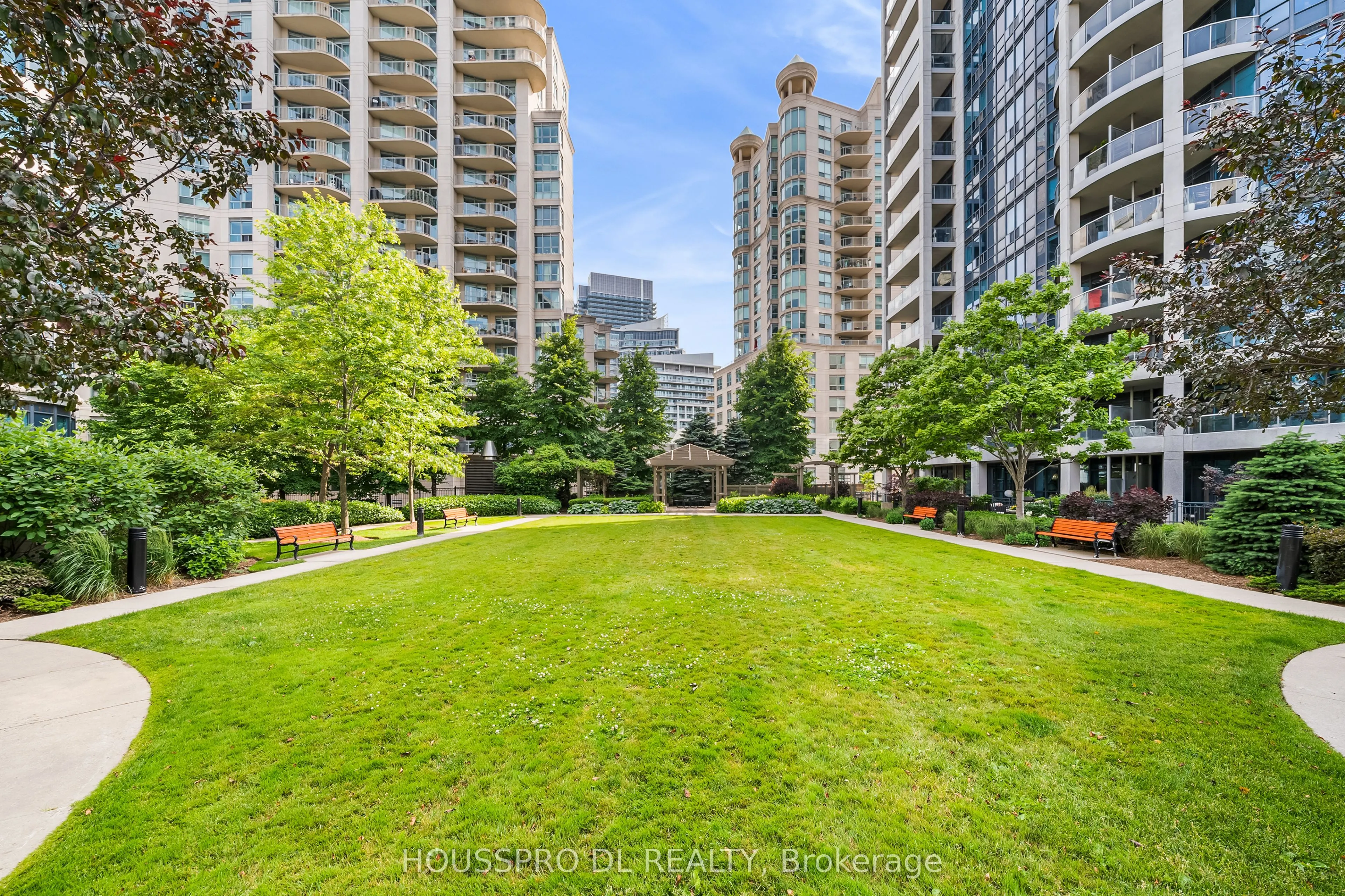 2095 Lake Shore Boulevard W, #220