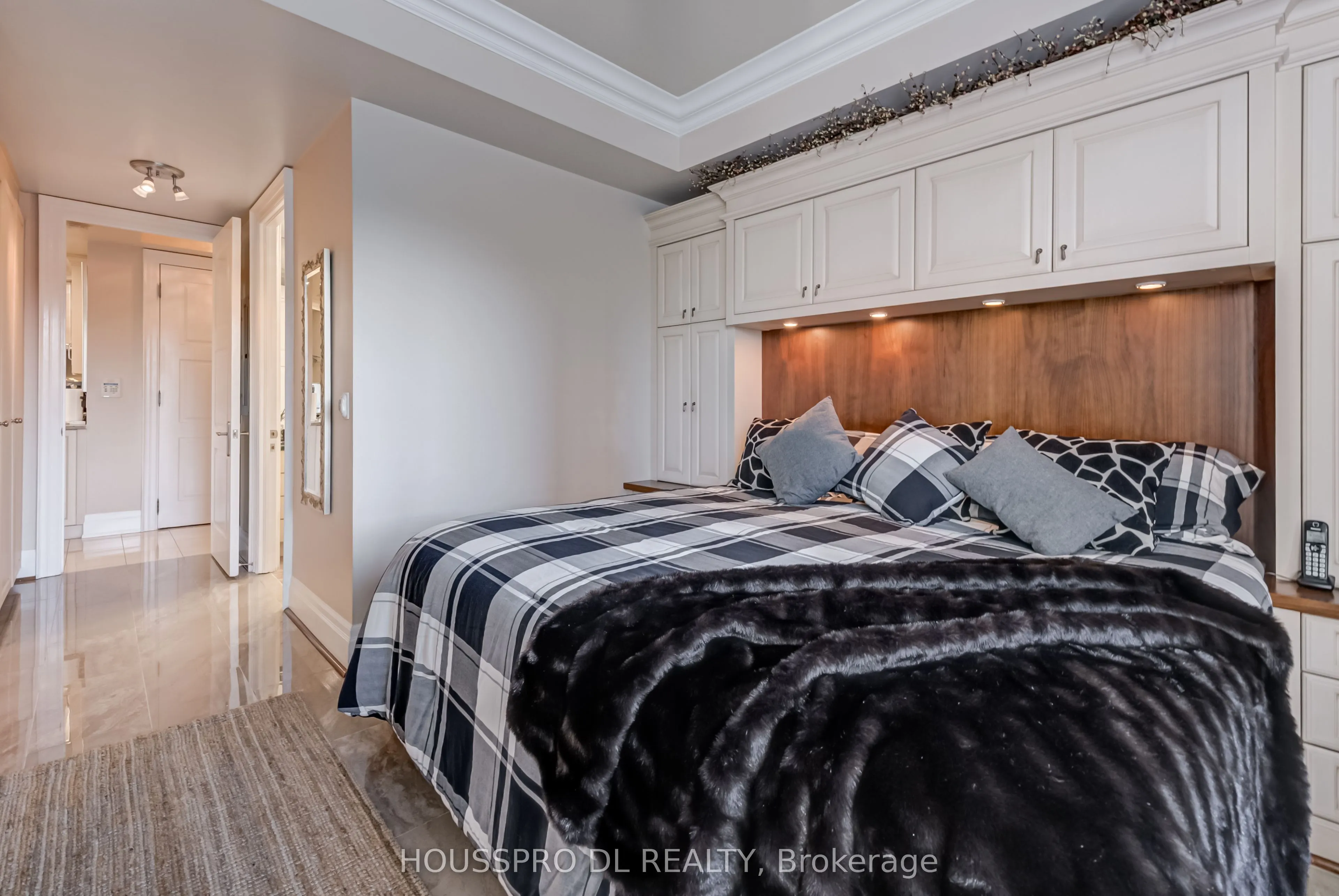 2095 Lake Shore Boulevard W, #220