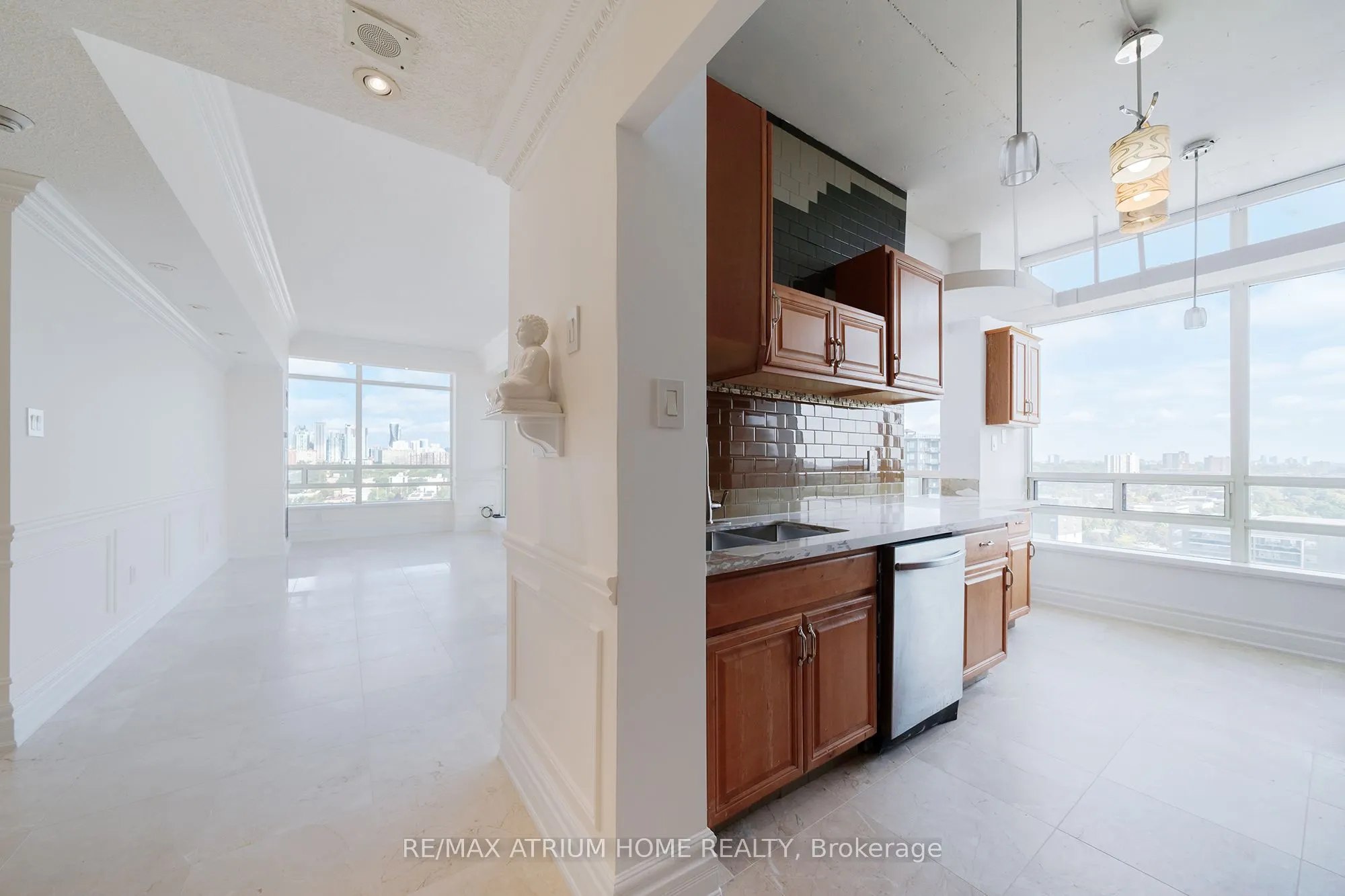 75 King Street E, #ph11