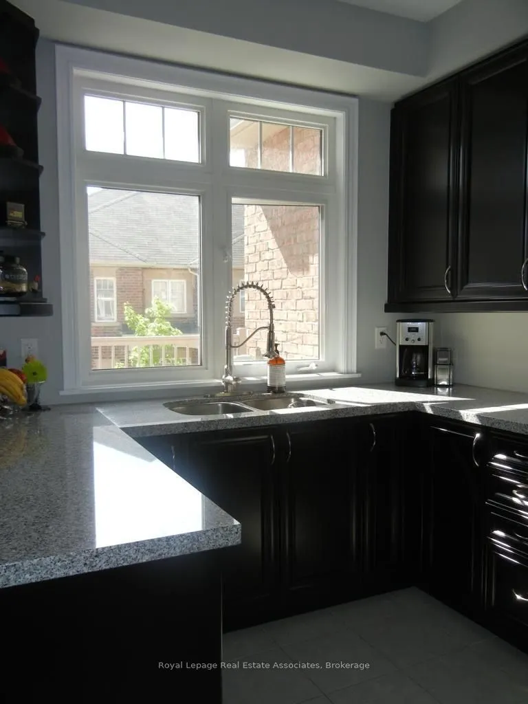 2022 Lakeshore Road W