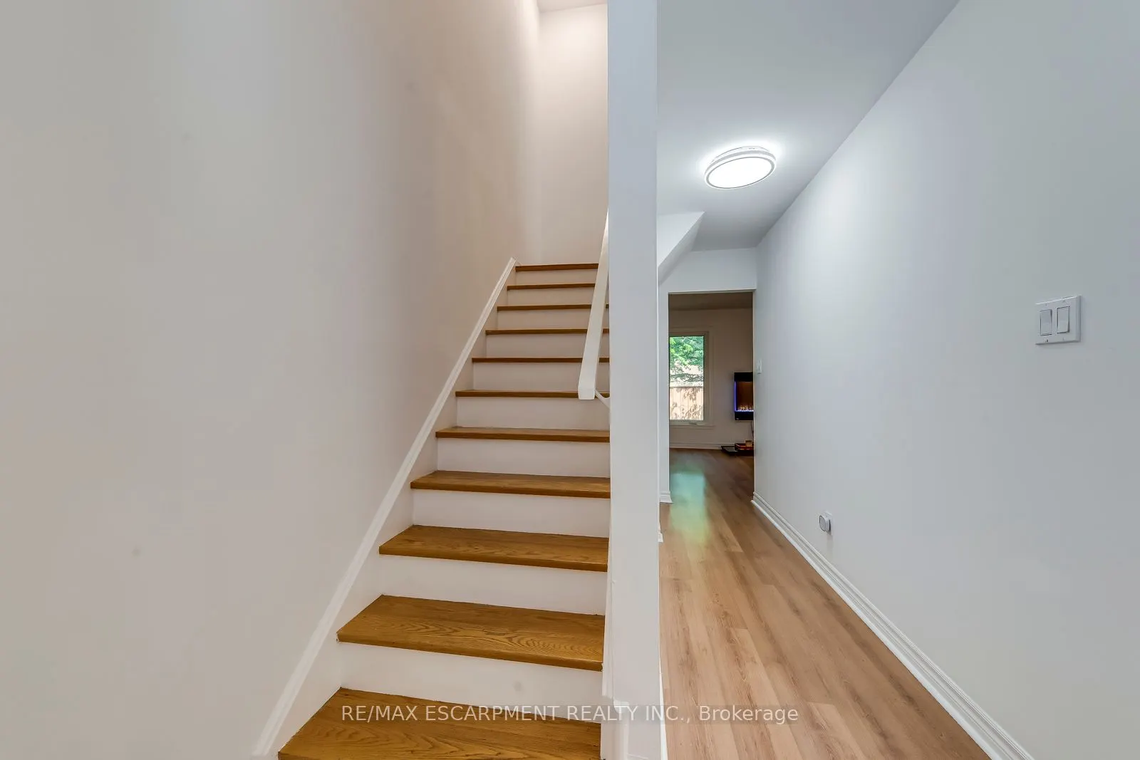 1270 Gainsborough Drive, #4