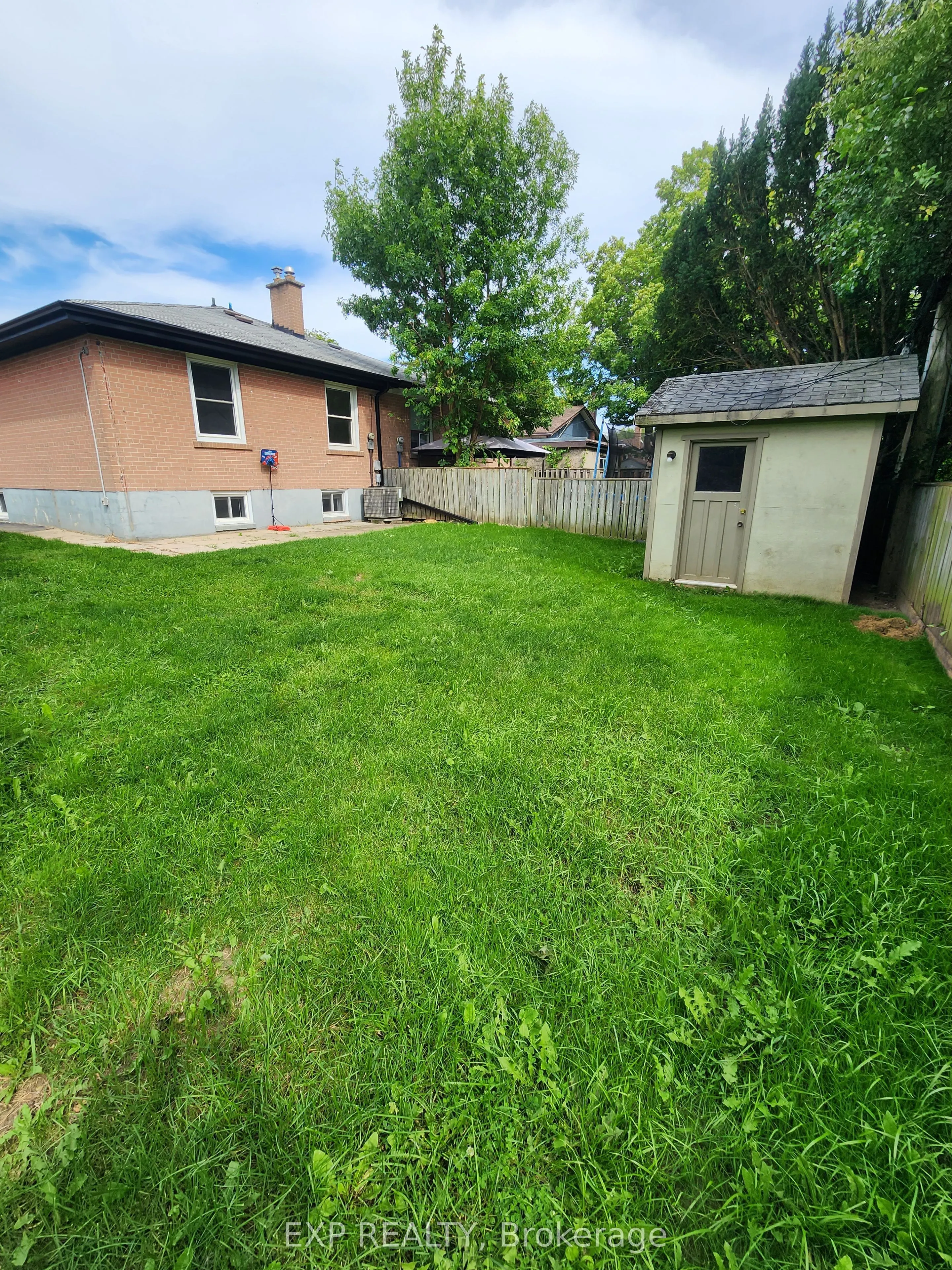 98 Corby Crescent