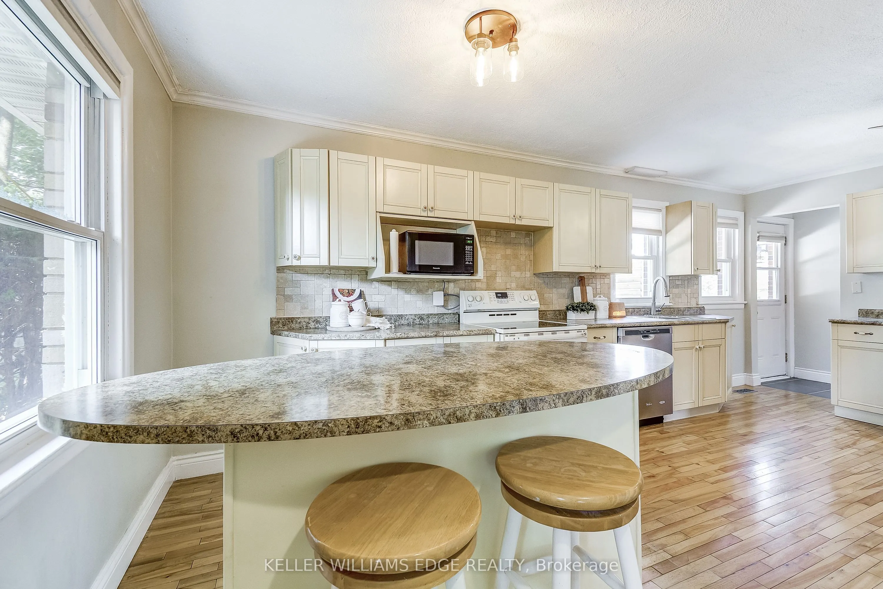 1216 De Quincy Crescent