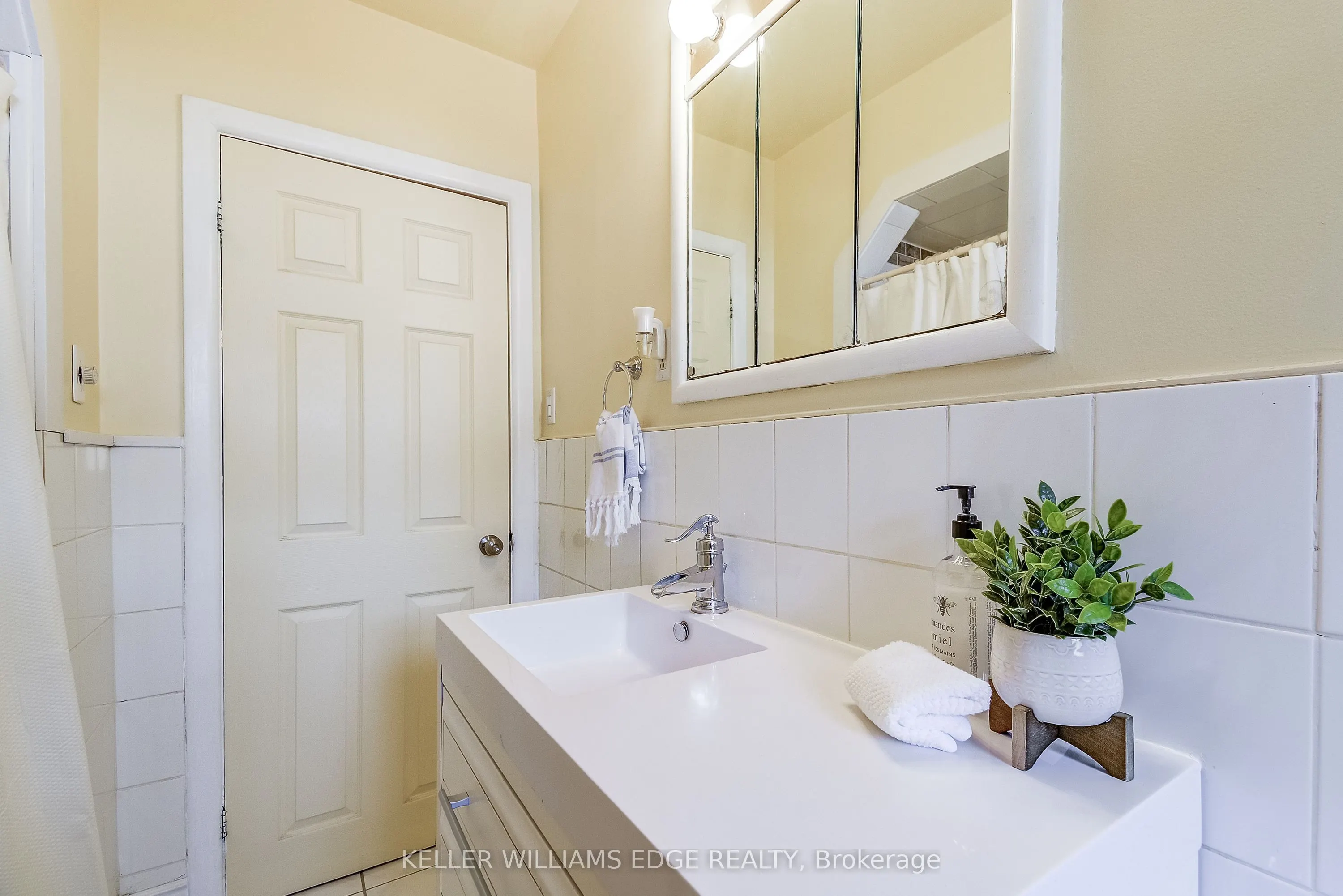 1216 De Quincy Crescent