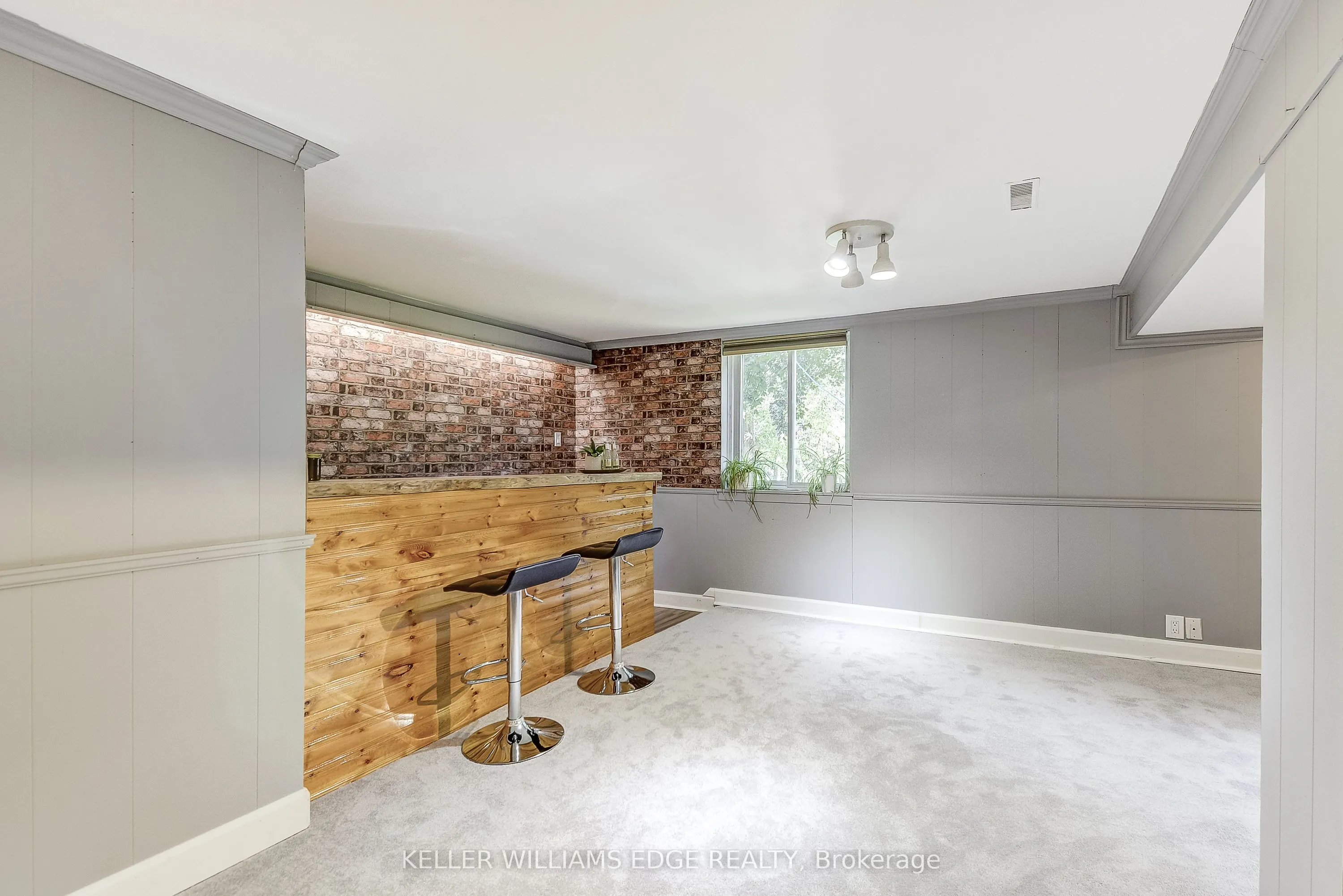 1216 De Quincy Crescent