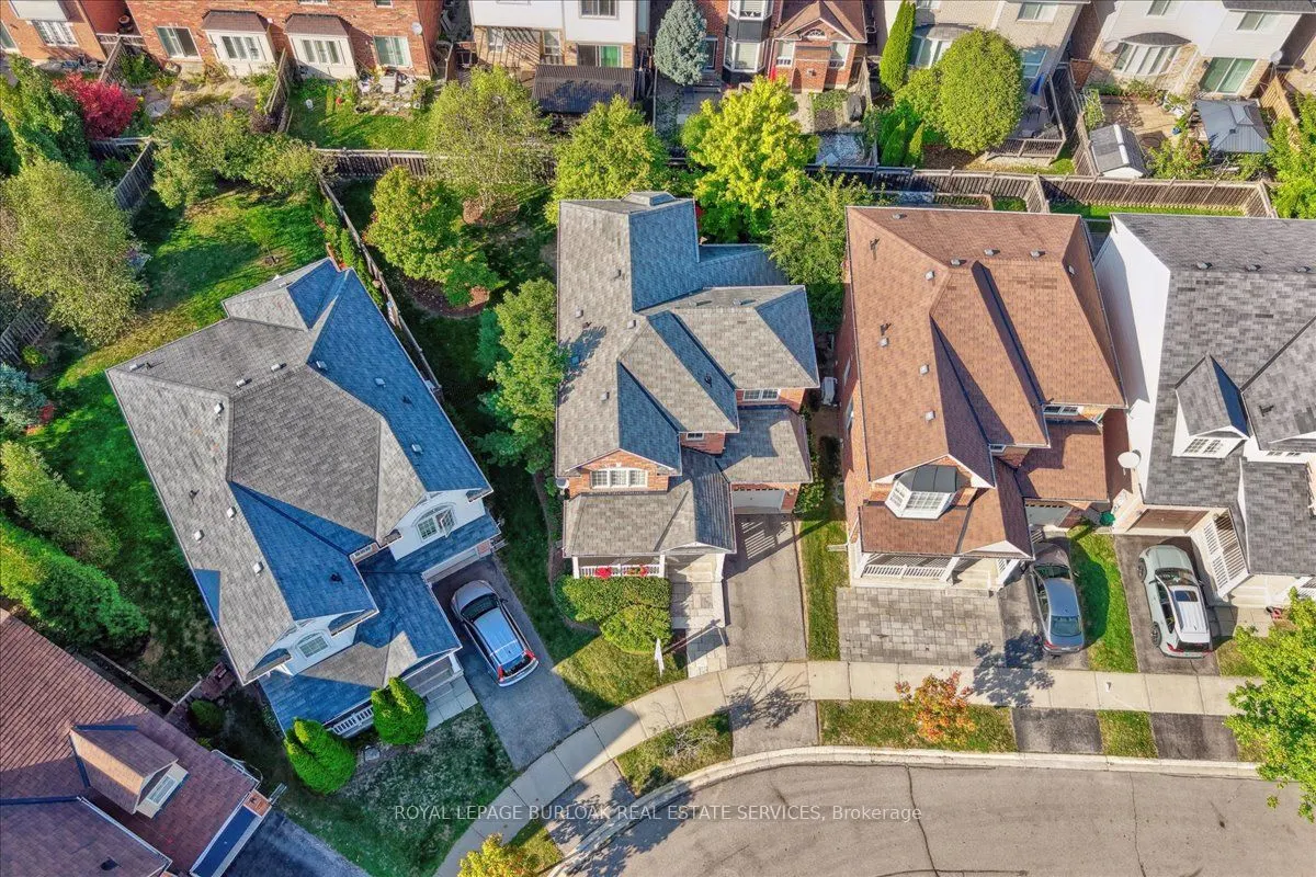 819 Howden Crescent