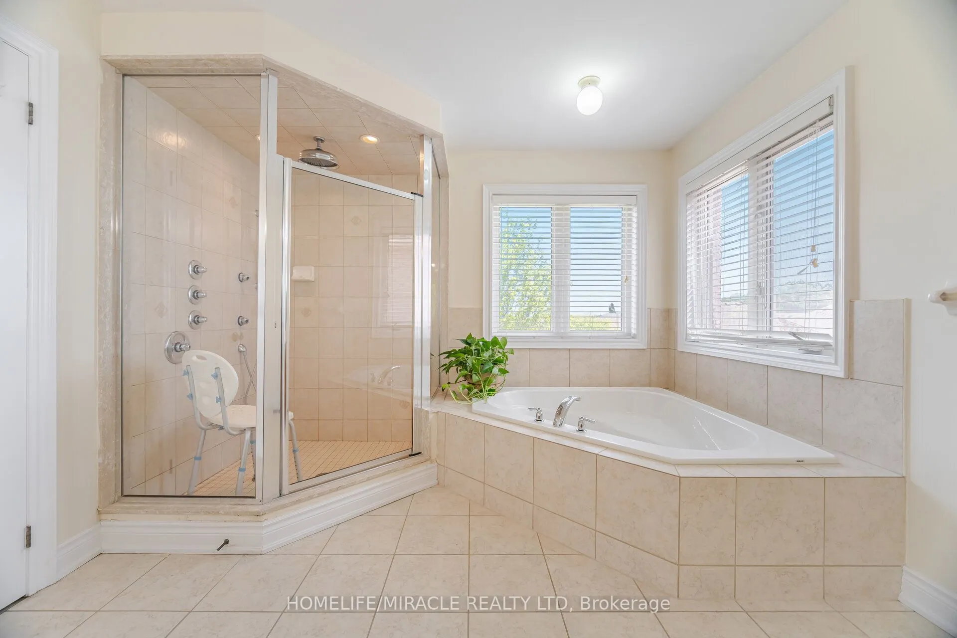2373 Rideau Drive E