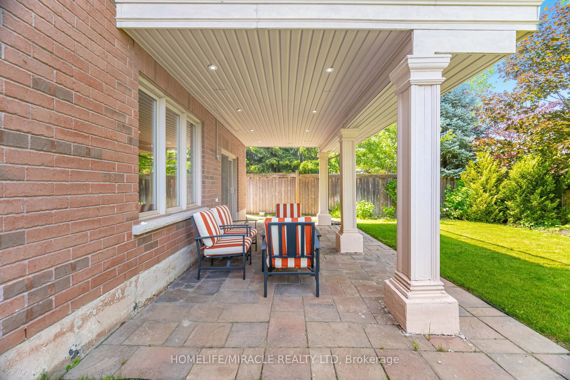 2373 Rideau Drive E