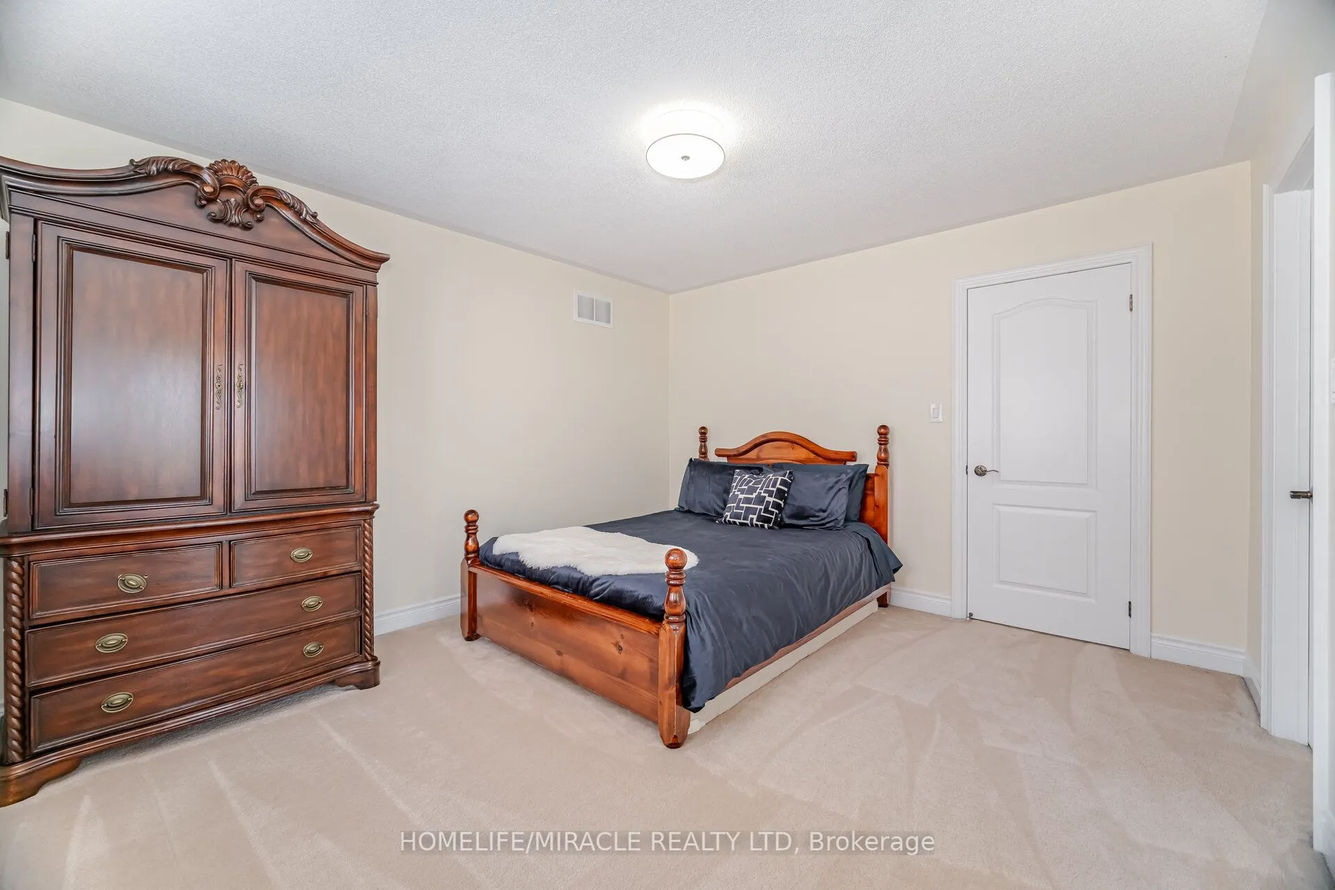 2373 Rideau Drive E