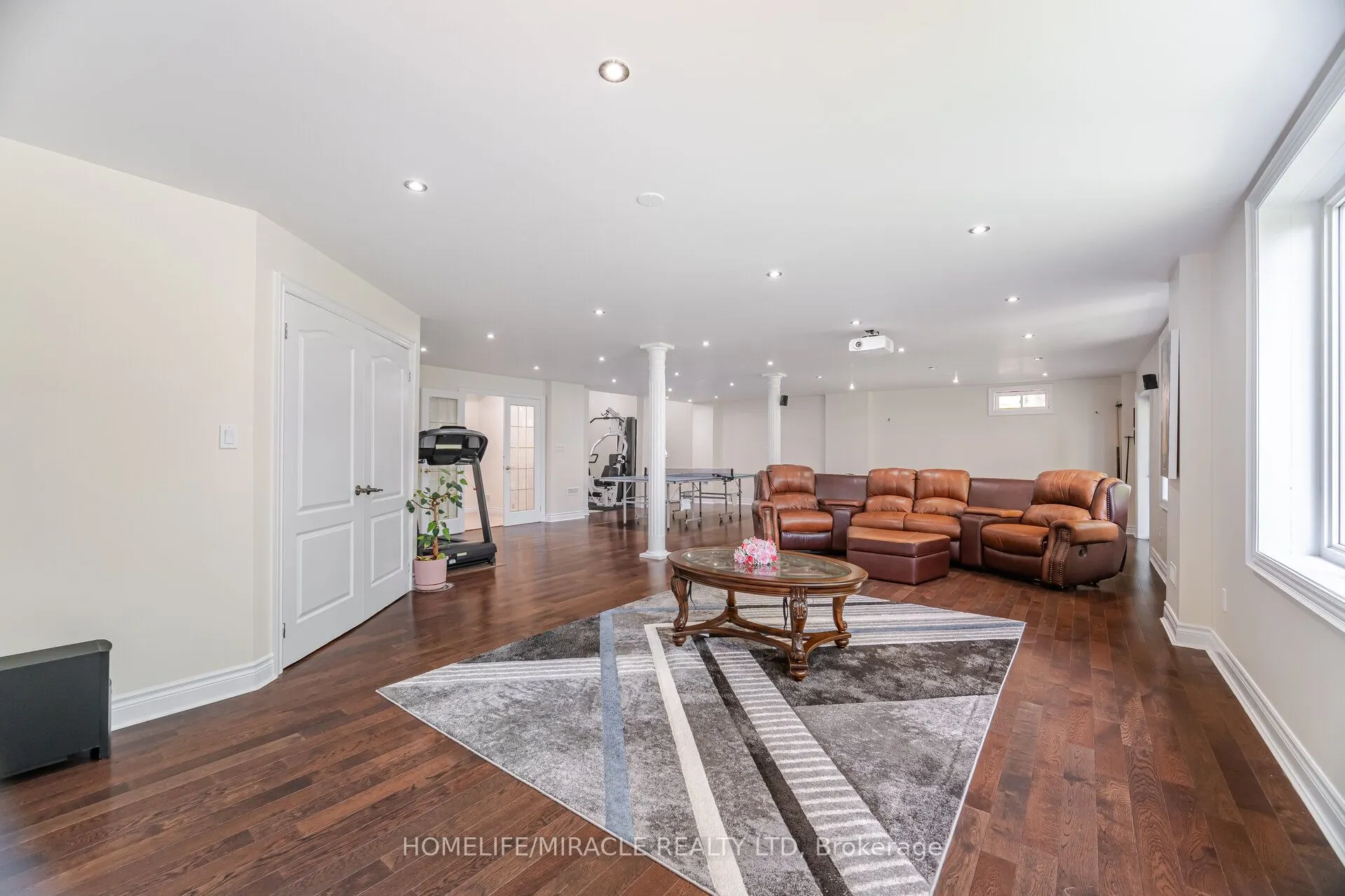 2373 Rideau Drive E