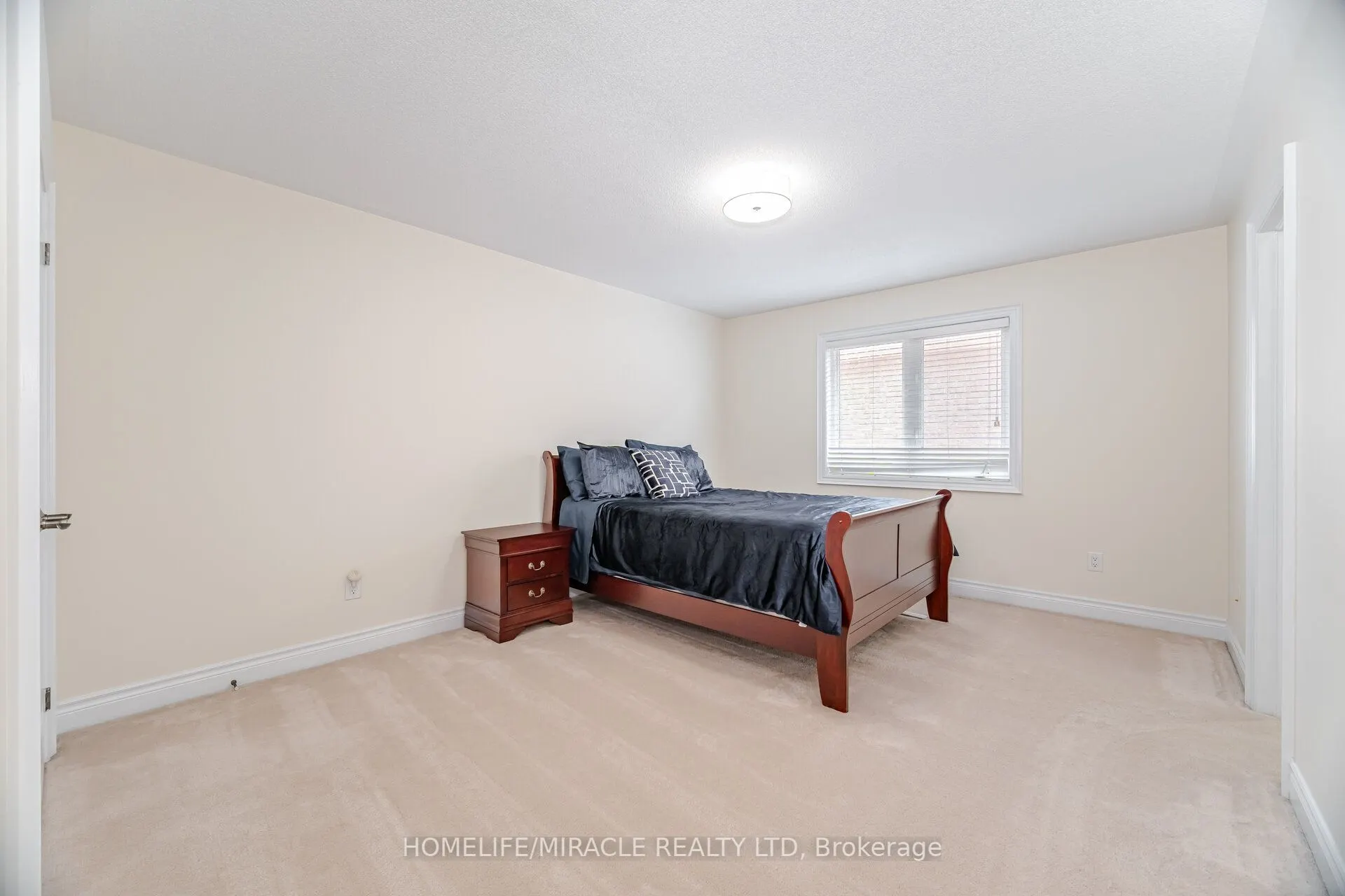 2373 Rideau Drive E