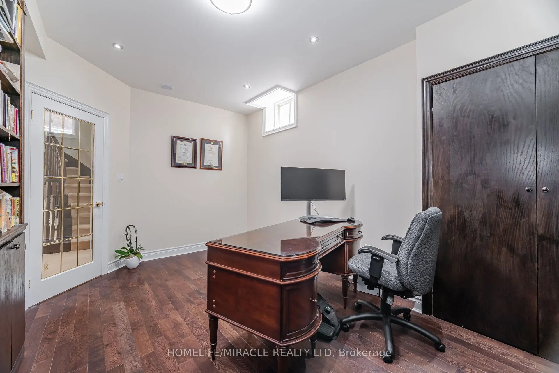 2373 Rideau Drive E