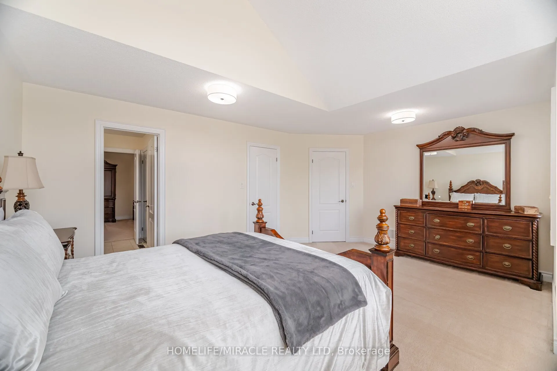 2373 Rideau Drive E