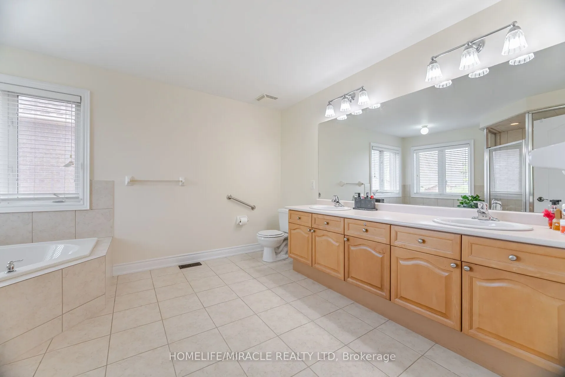 2373 Rideau Drive E