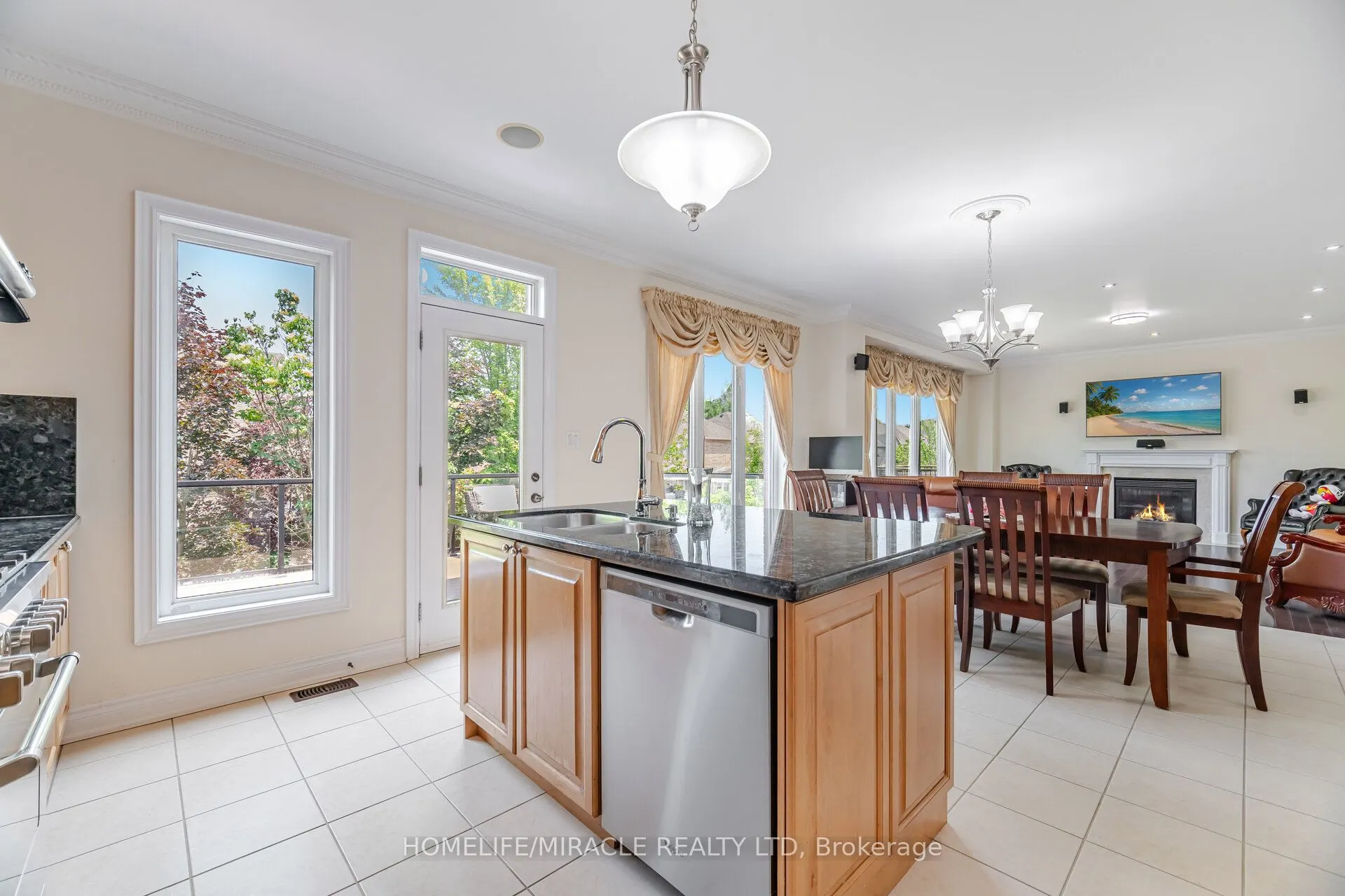 2373 Rideau Drive E