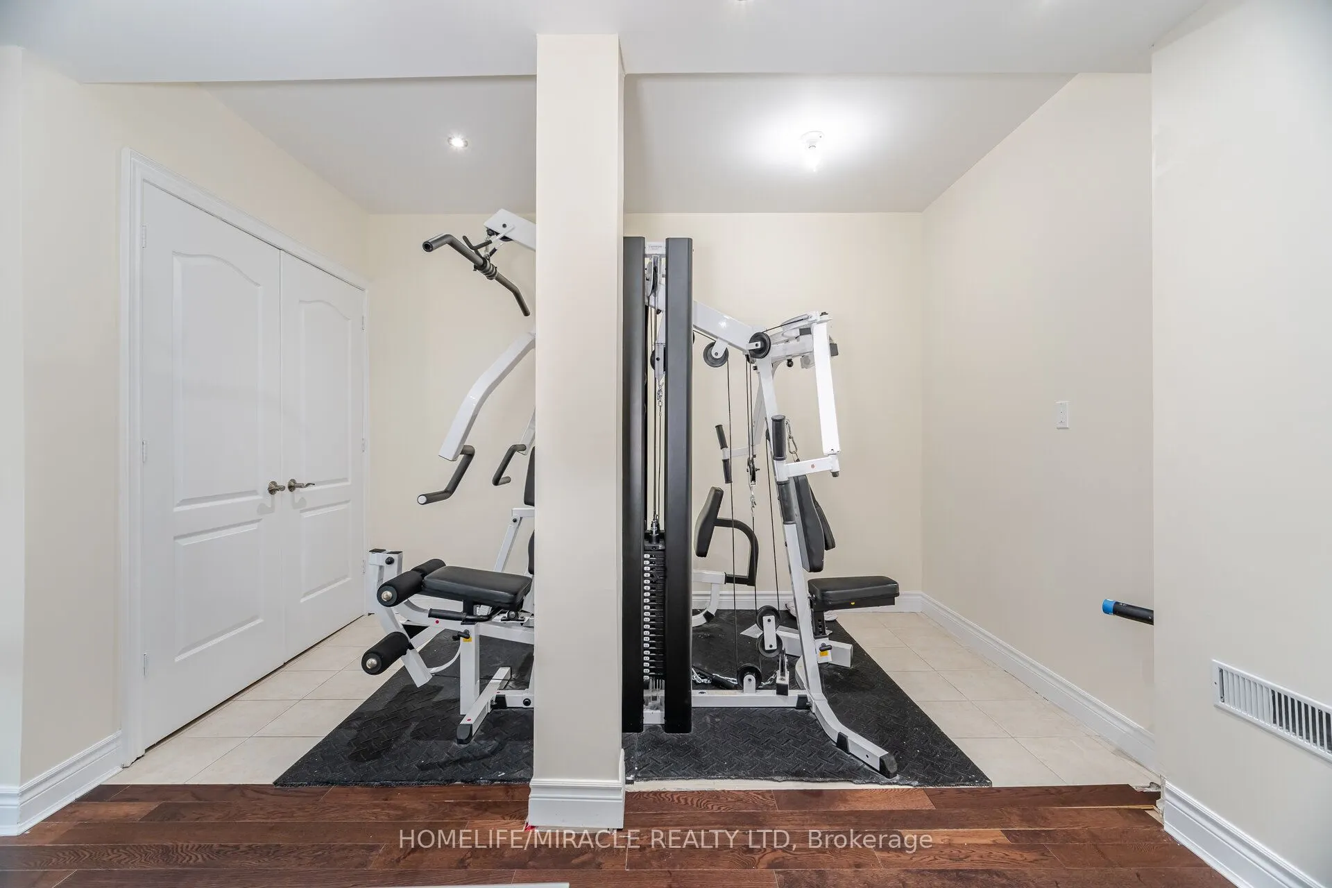 2373 Rideau Drive E