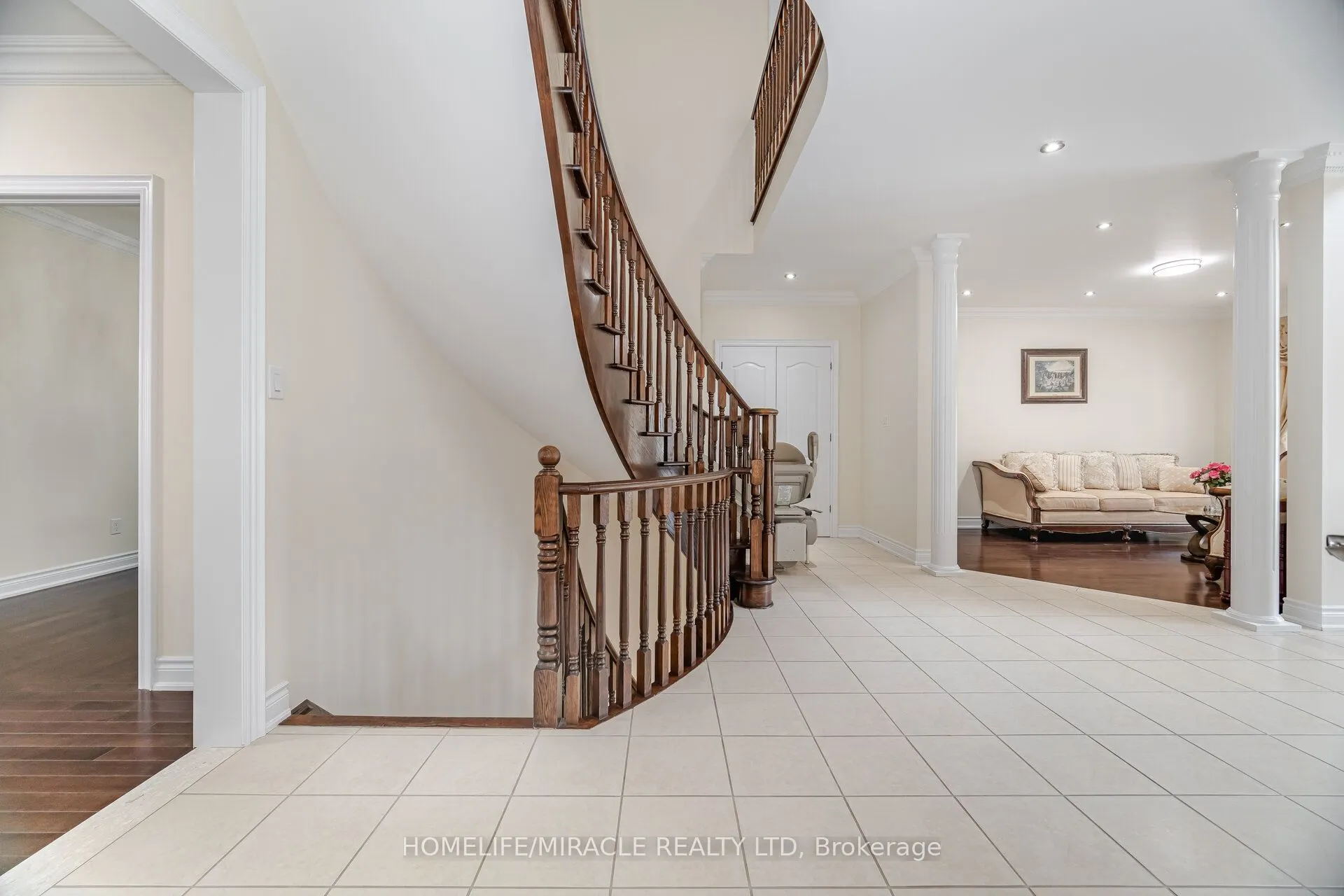2373 Rideau Drive E