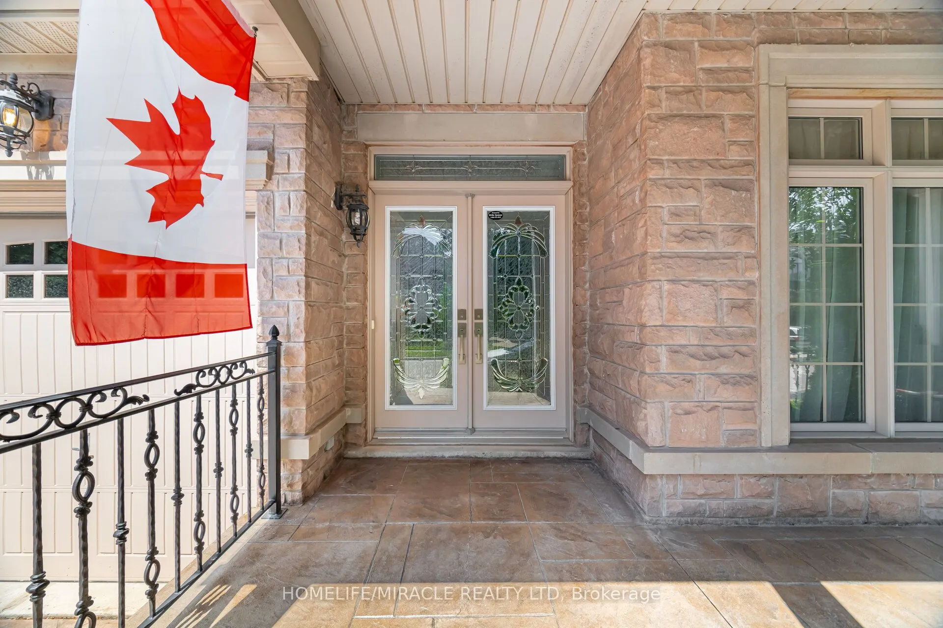 2373 Rideau Drive E