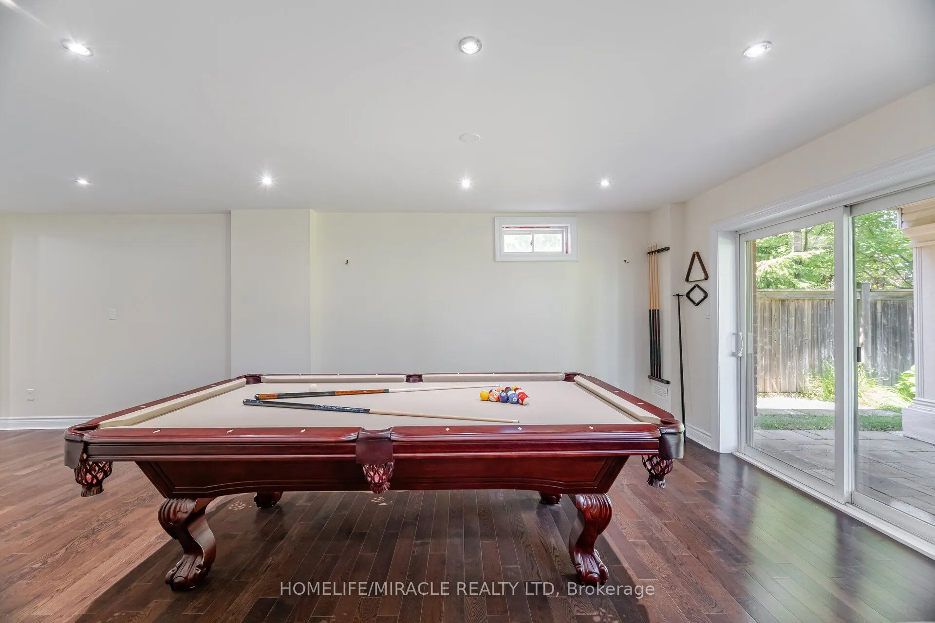 2373 Rideau Drive E