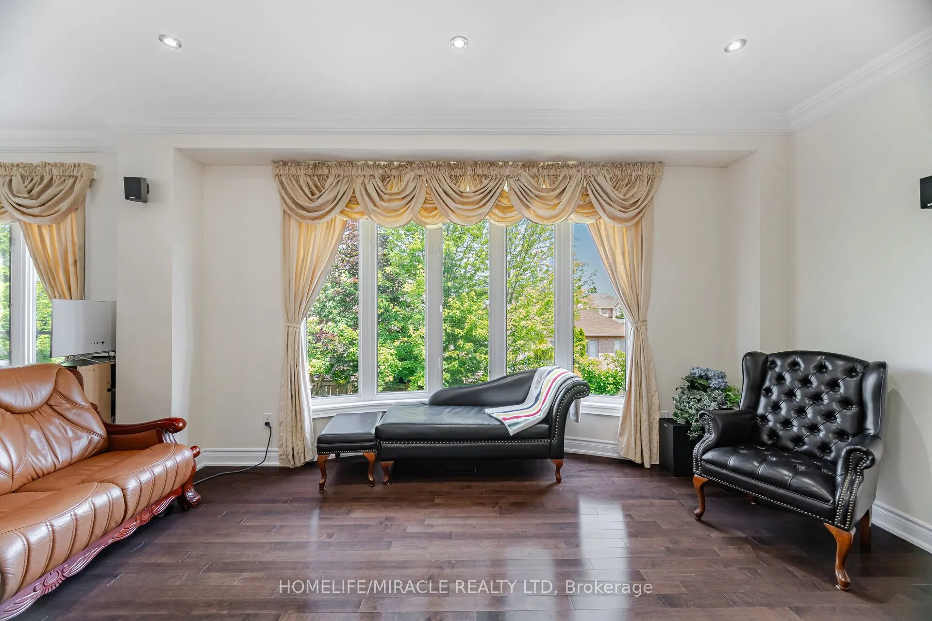2373 Rideau Drive E