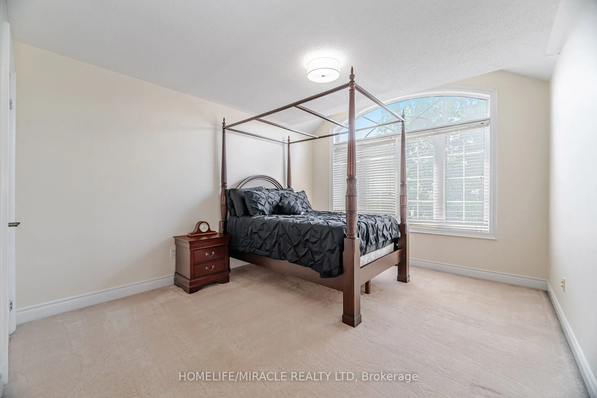 2373 Rideau Drive E