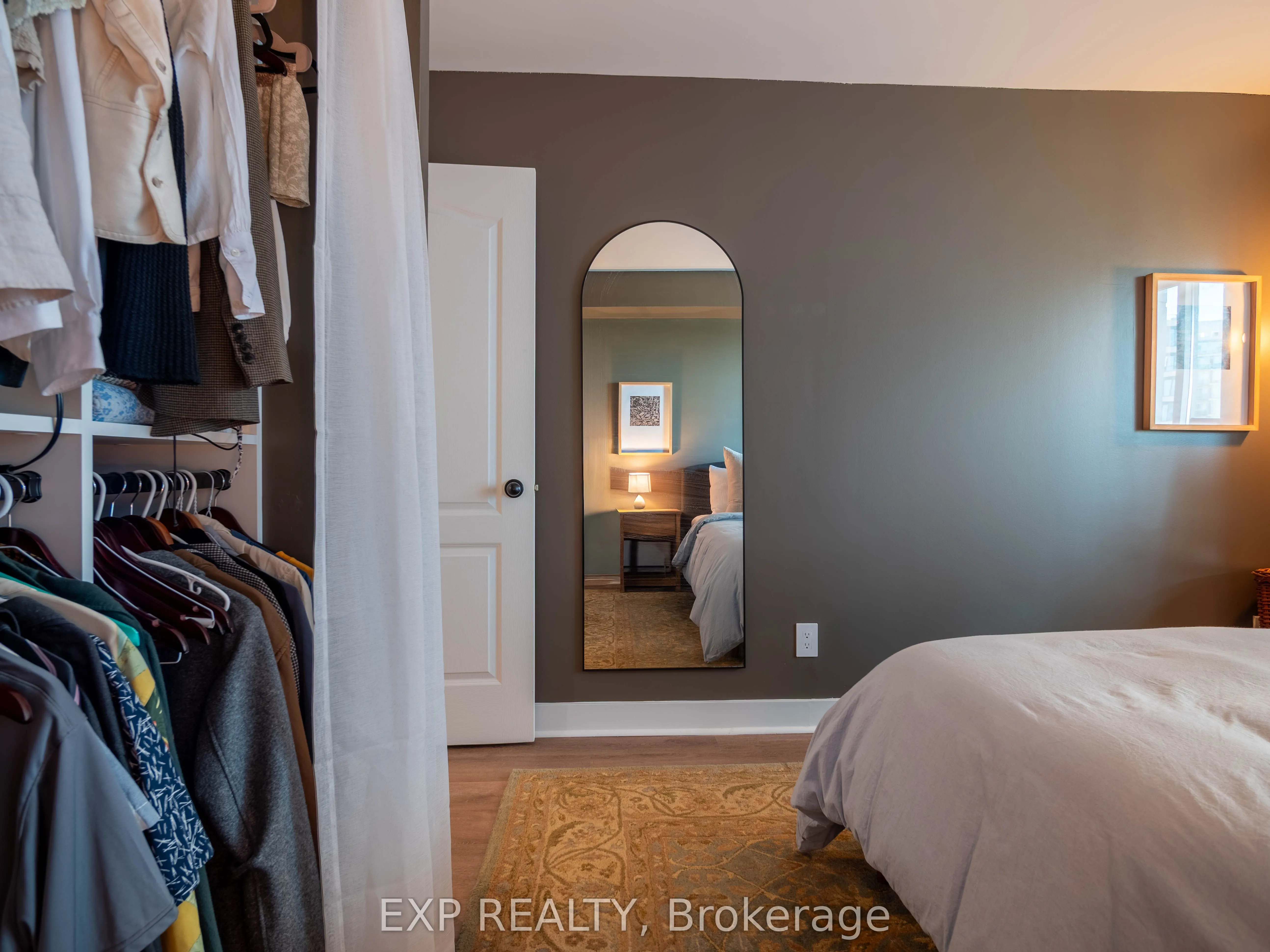 2111 Lakeshore Boulevard W, #501