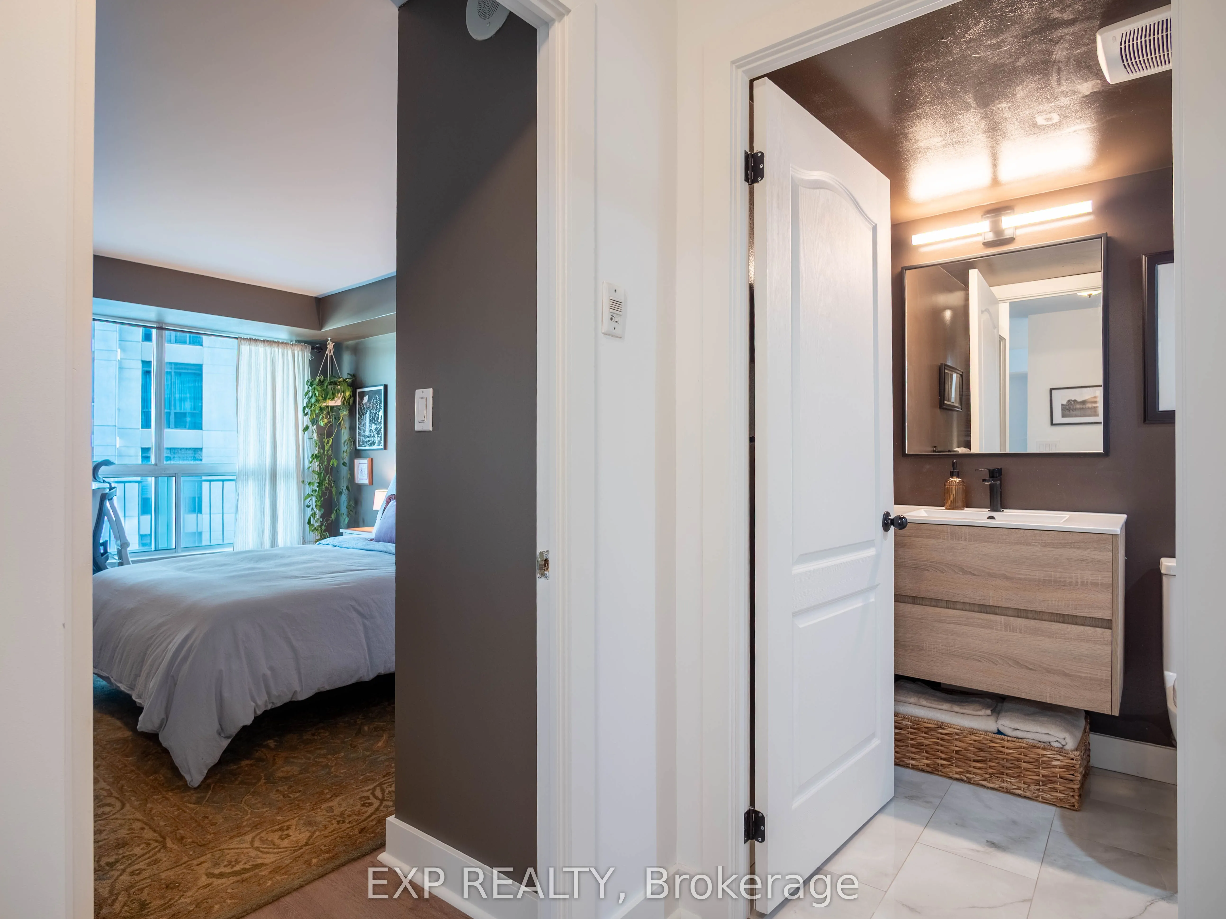 2111 Lakeshore Boulevard W, #501