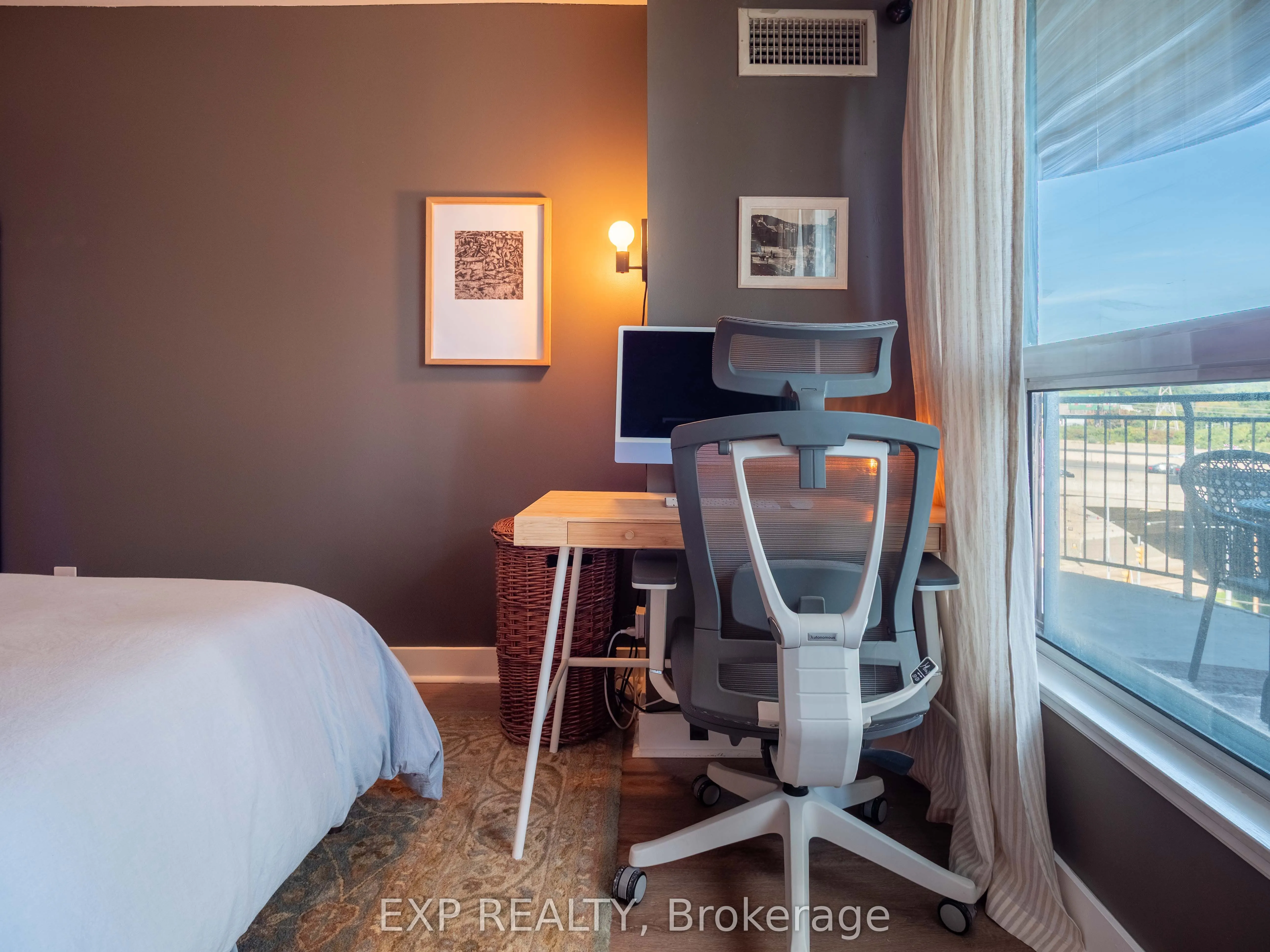 2111 Lakeshore Boulevard W, #501