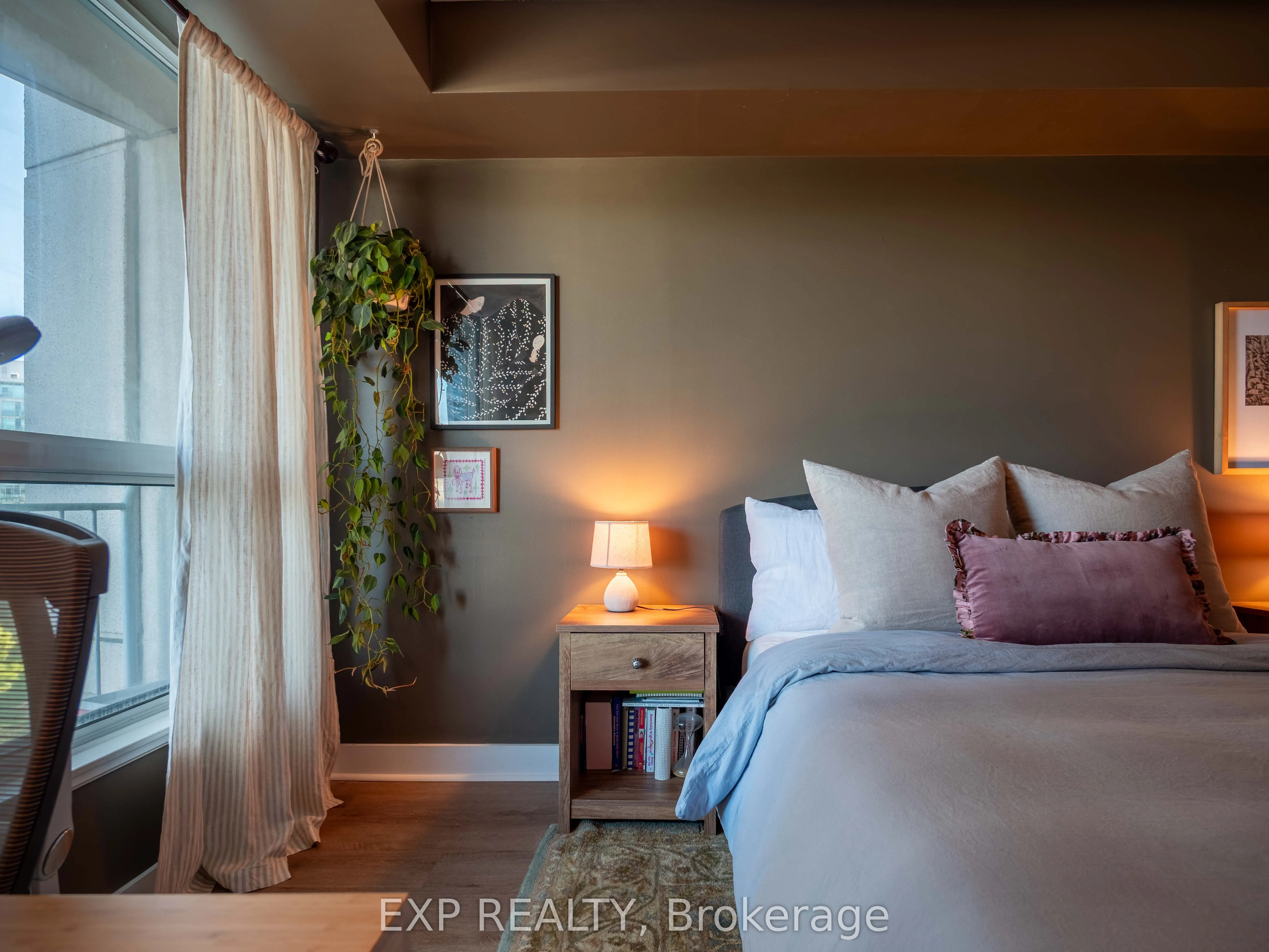 2111 Lakeshore Boulevard W, #501