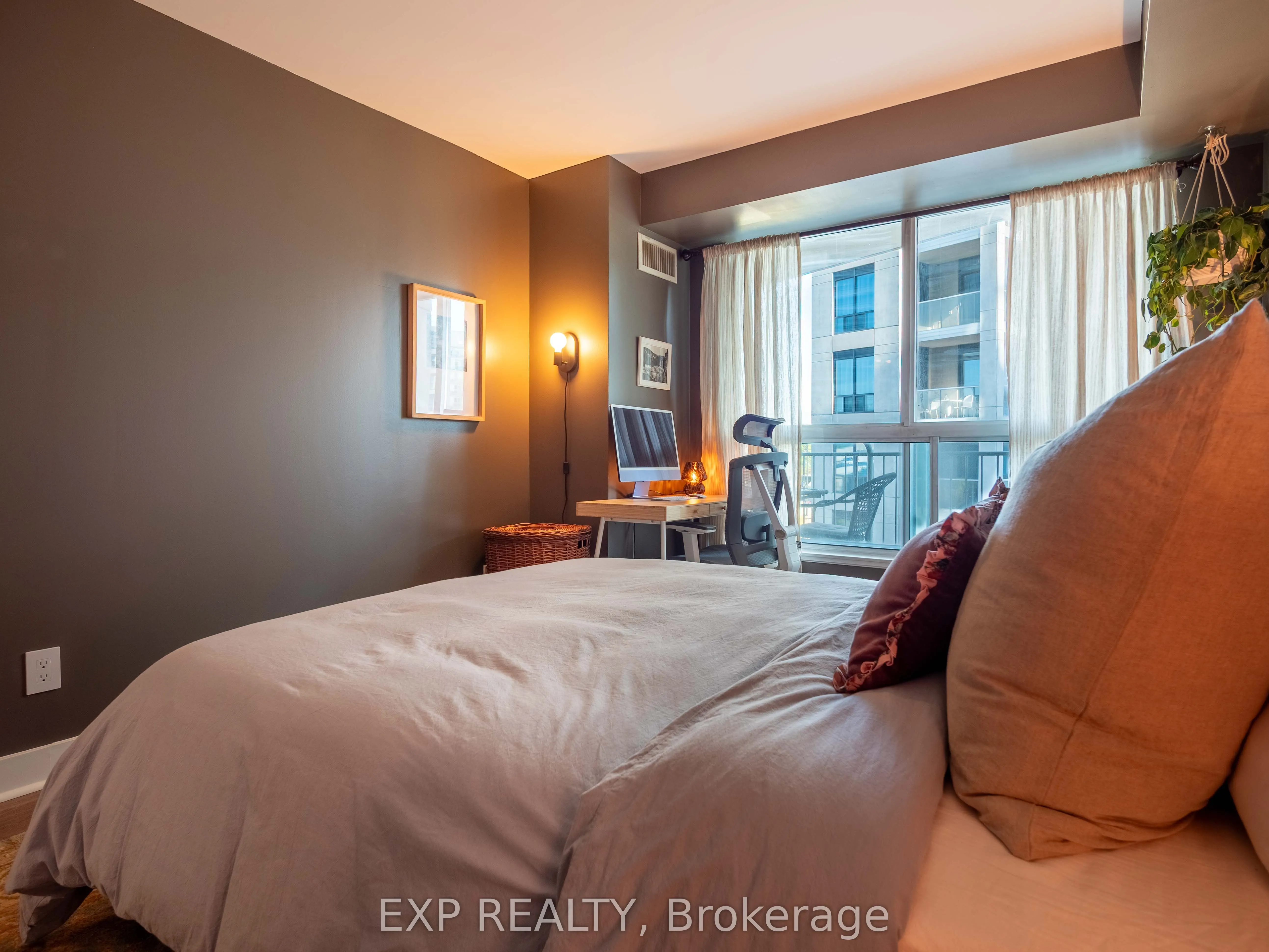 2111 Lakeshore Boulevard W, #501