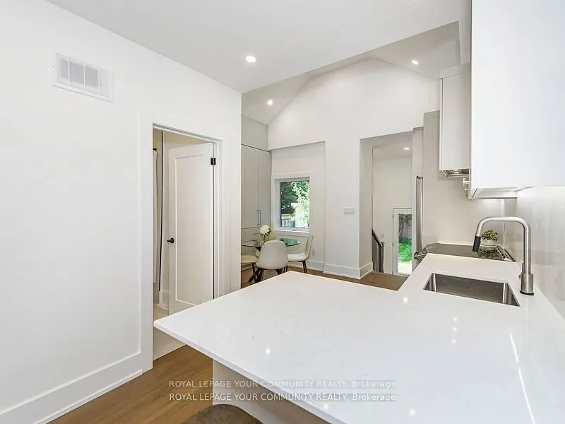 886 Runnymede Road