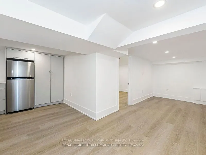 886 Runnymede Road