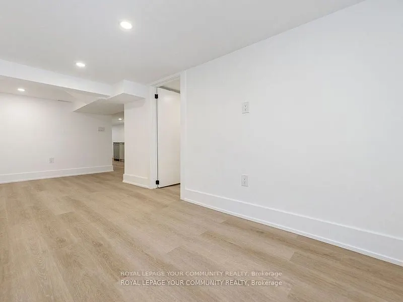 886 Runnymede Road