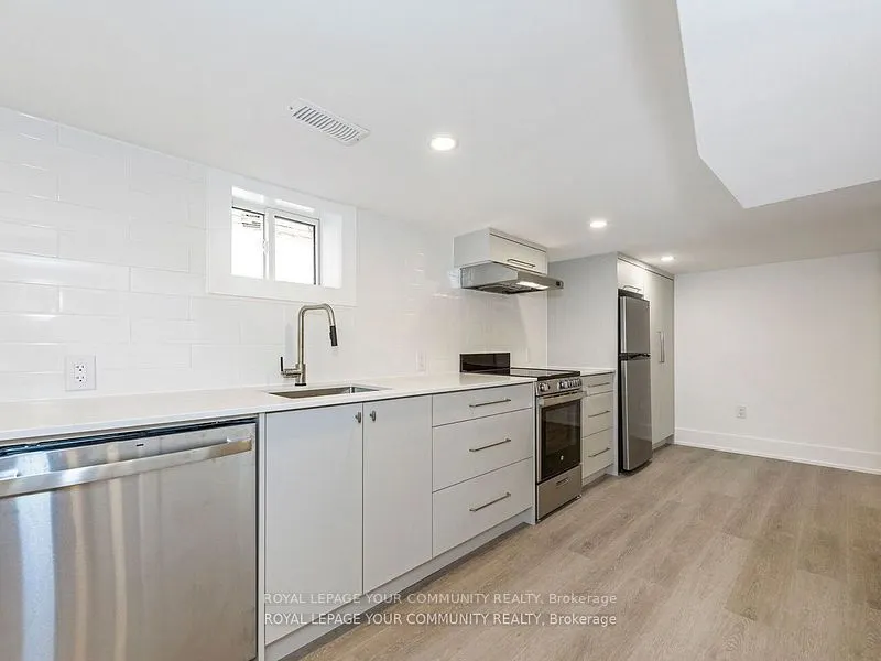 886 Runnymede Road