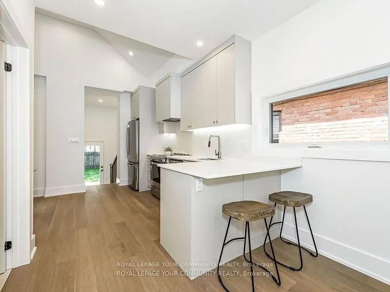 886 Runnymede Road