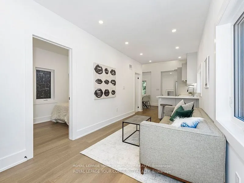 886 Runnymede Road