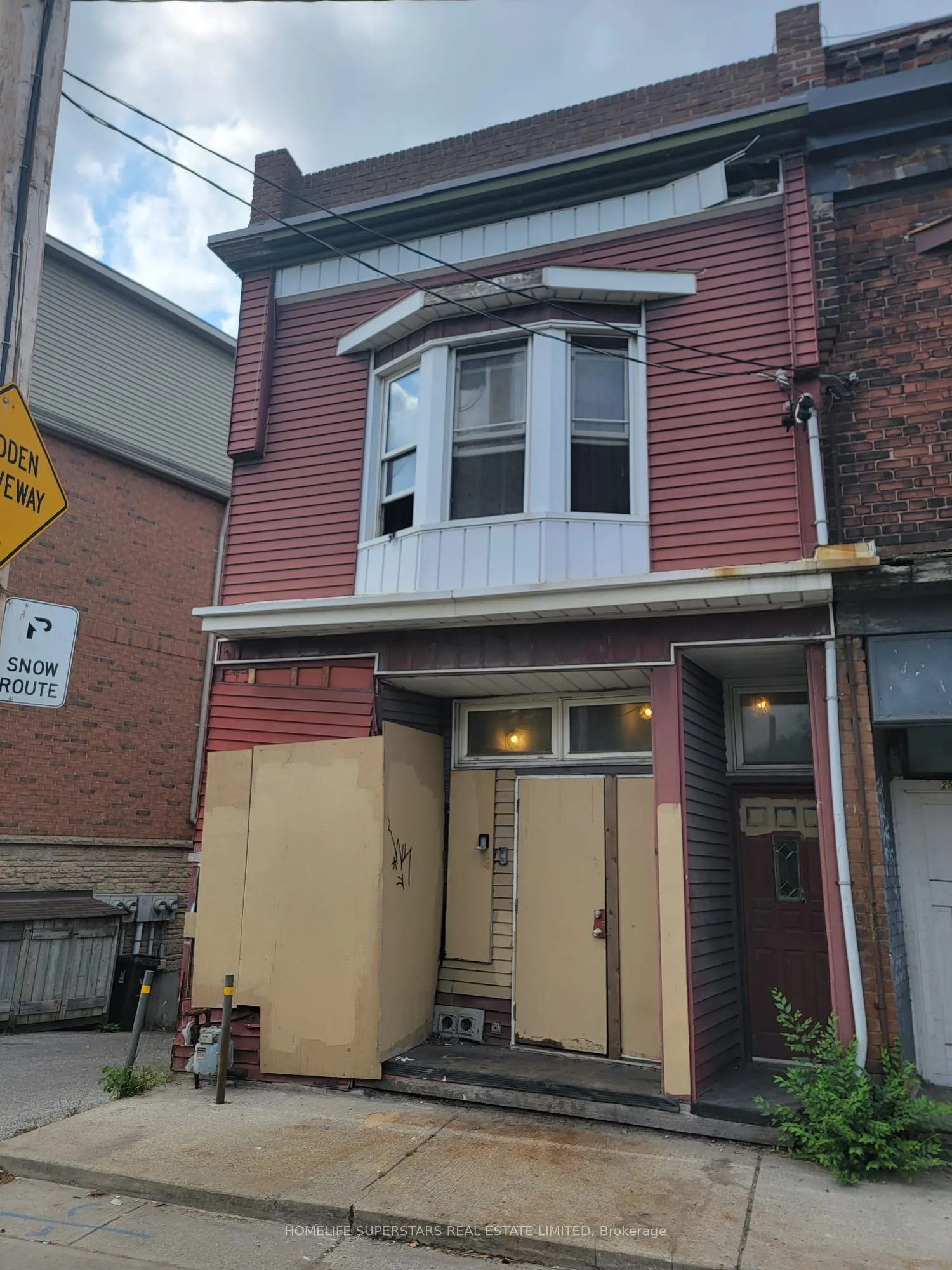 2553 Dundas Street W