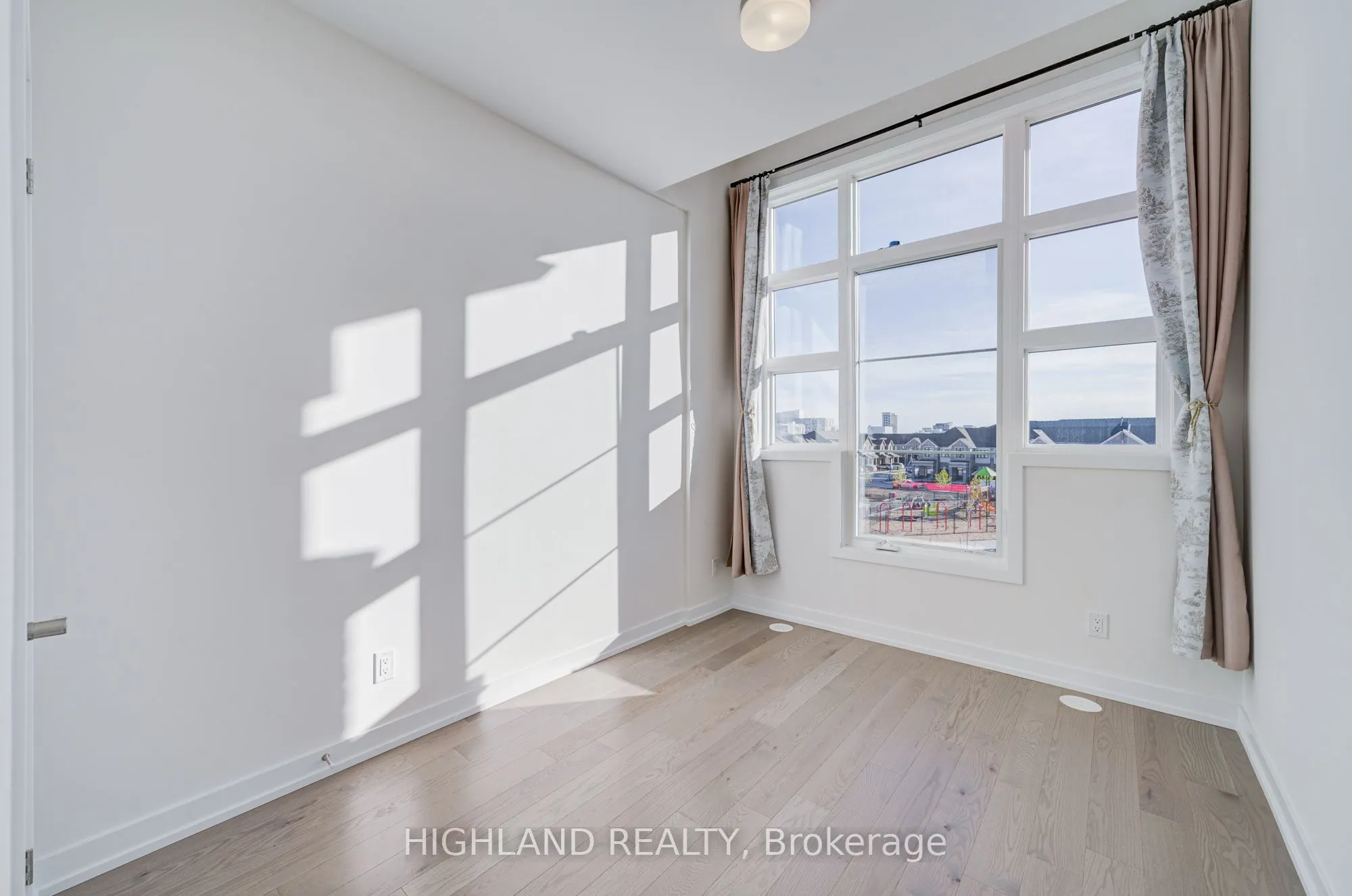1172 Dartmouth Crescent